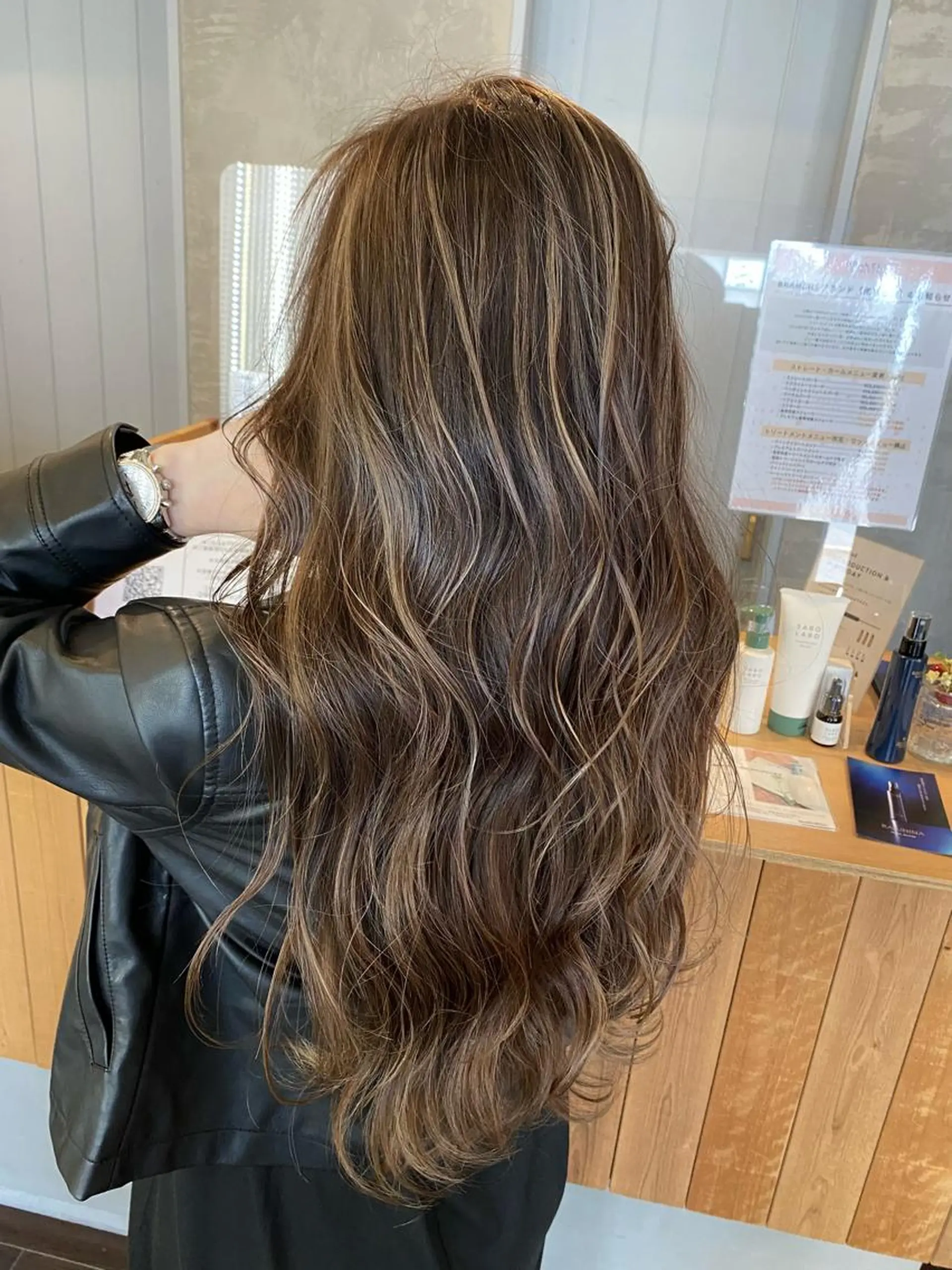 ロング ハイライト ヘアカラー トリートメント 具志 正太のヘアスタイル