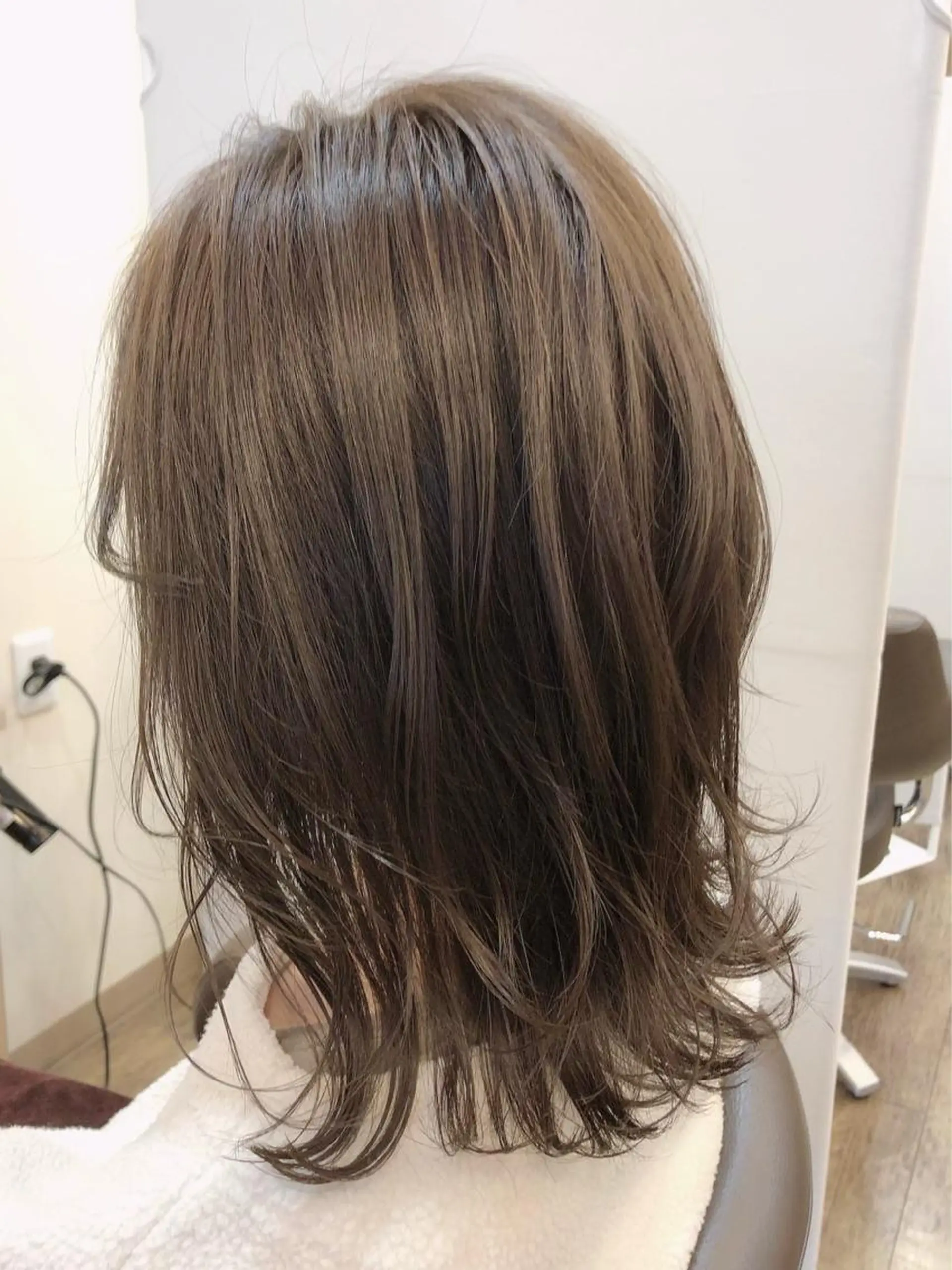 ミディアム カラー グレージュ イルミナカラー 外ハネヘア ヘアカラー 尚平 髪質改善 大人のデザインカラーのその他イメージ