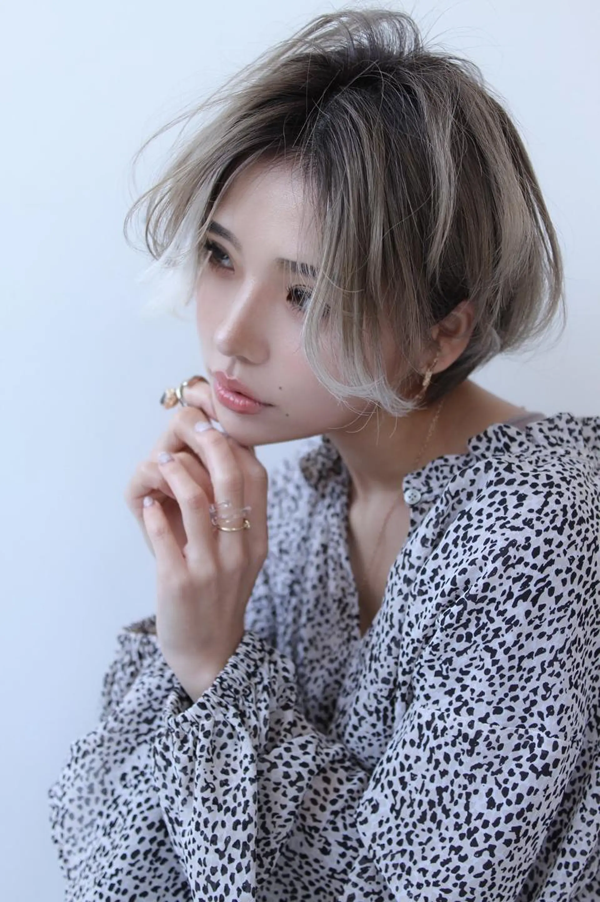 ショート カラー パーマ ヘアアレンジ シールエクステ アッシュ バレイヤージュ ベージュカラー ブリーチ L. OSAKAのヘアスタイル