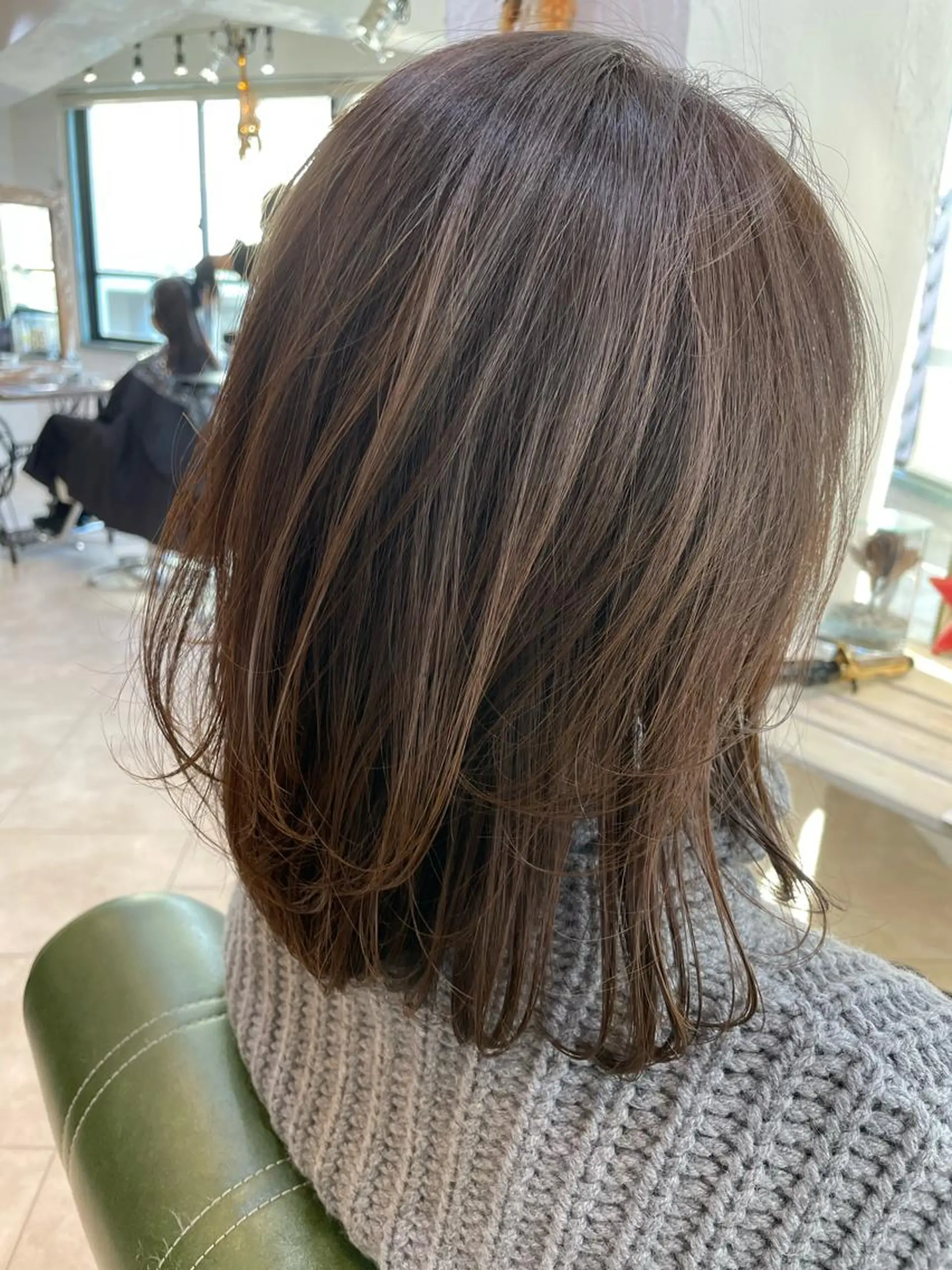 ミディアム カラー アッシュ 透明感カラー グレージュ レイヤーカット カット ヘアカラー トリートメント 金子 しおりのヘアスタイル