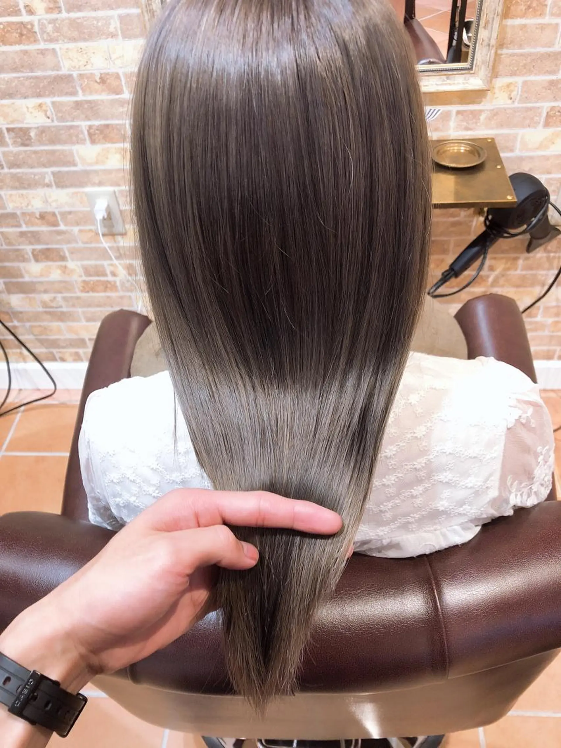 セミロング カラー ミヤザキ タクトのヘアスタイル