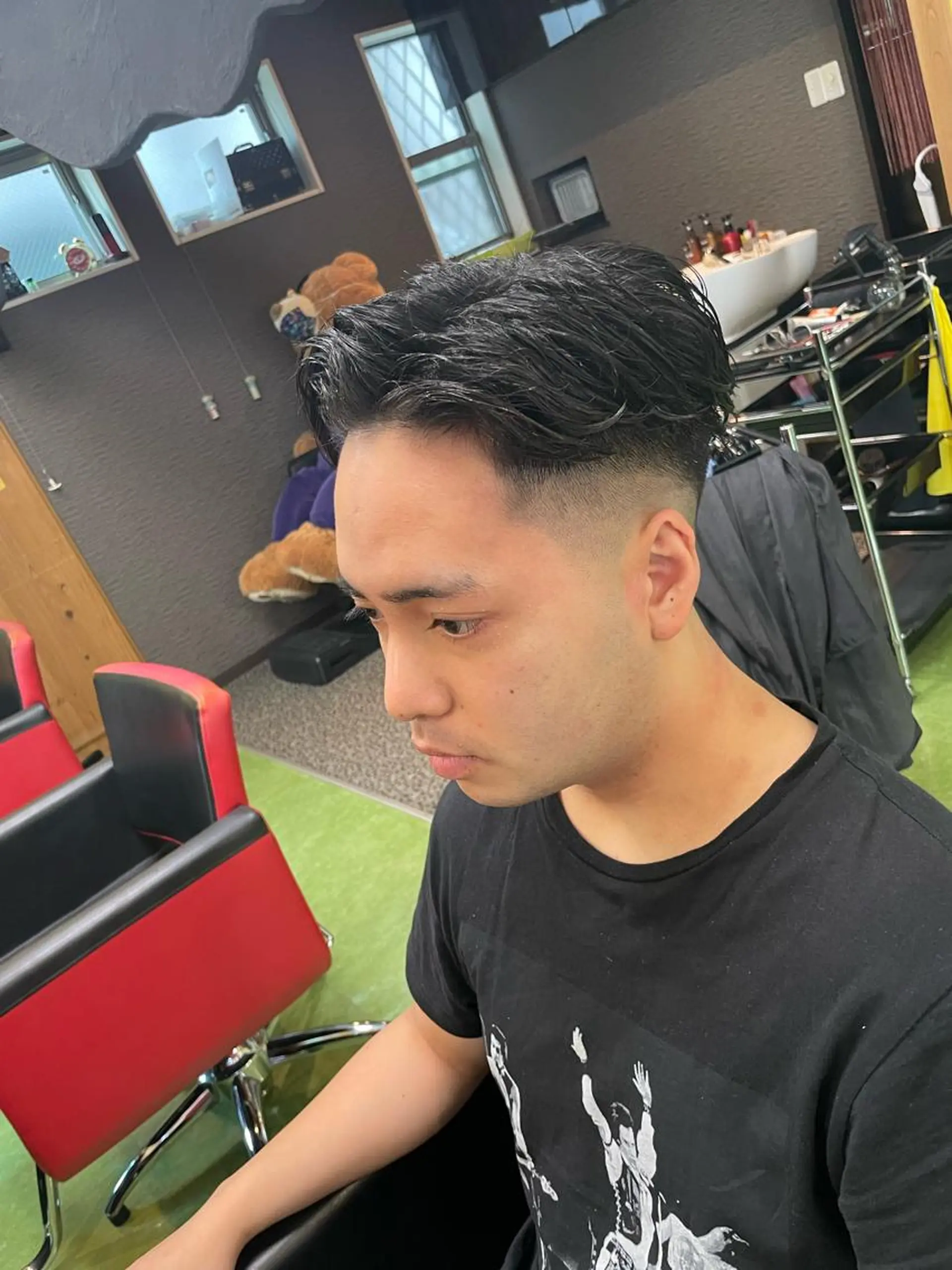ショート パーマ メンズ フェードカット メンズパーマ スキンフェード カット パーマ デザインカラー🏝️ 須賀汐音のヘアスタイル