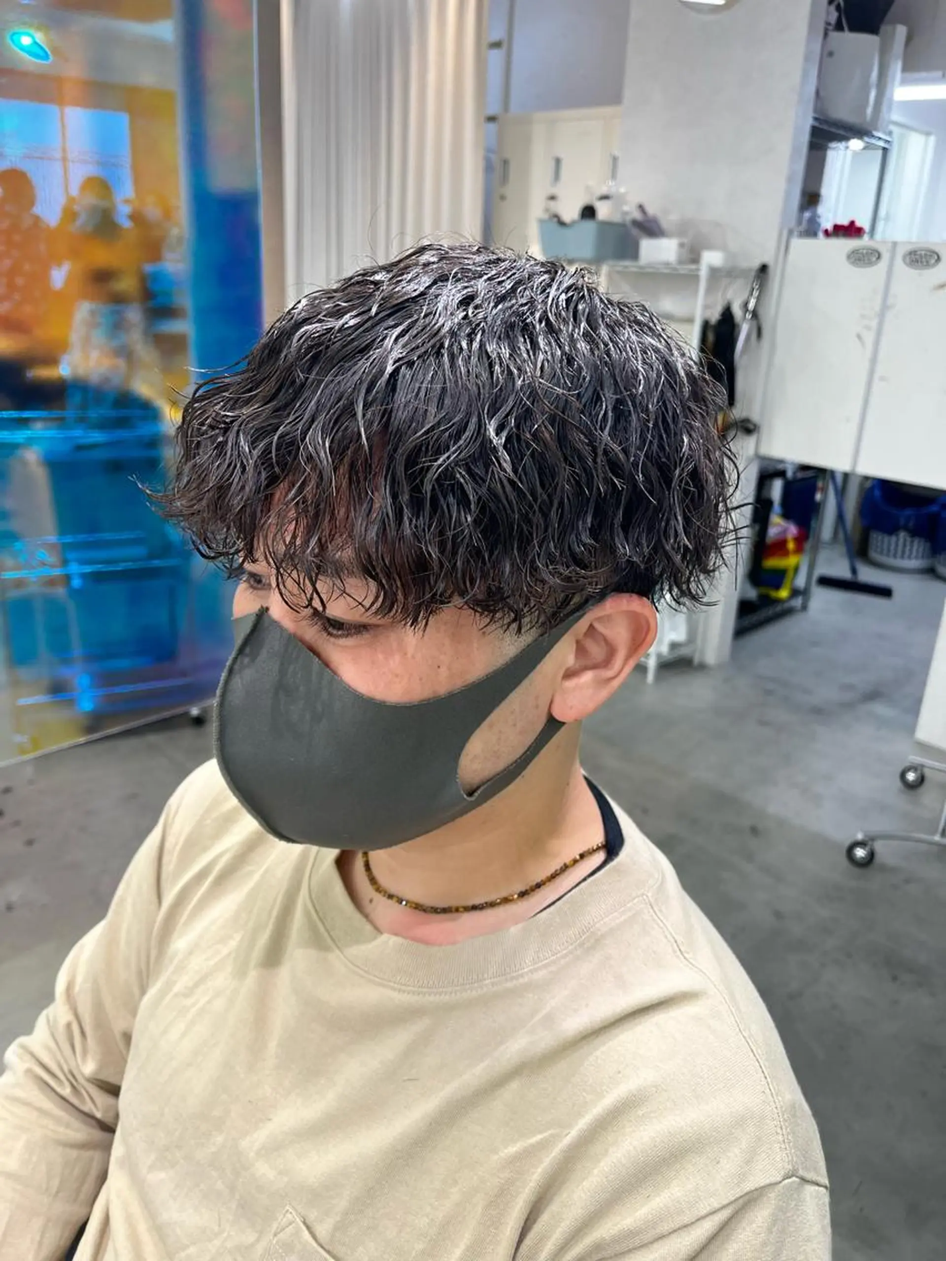 ミディアム パーマ メンズ ミディアムパーマ フェードカット メンズハイトーン メンズパーマ &CREW スタッフのヘアスタイル