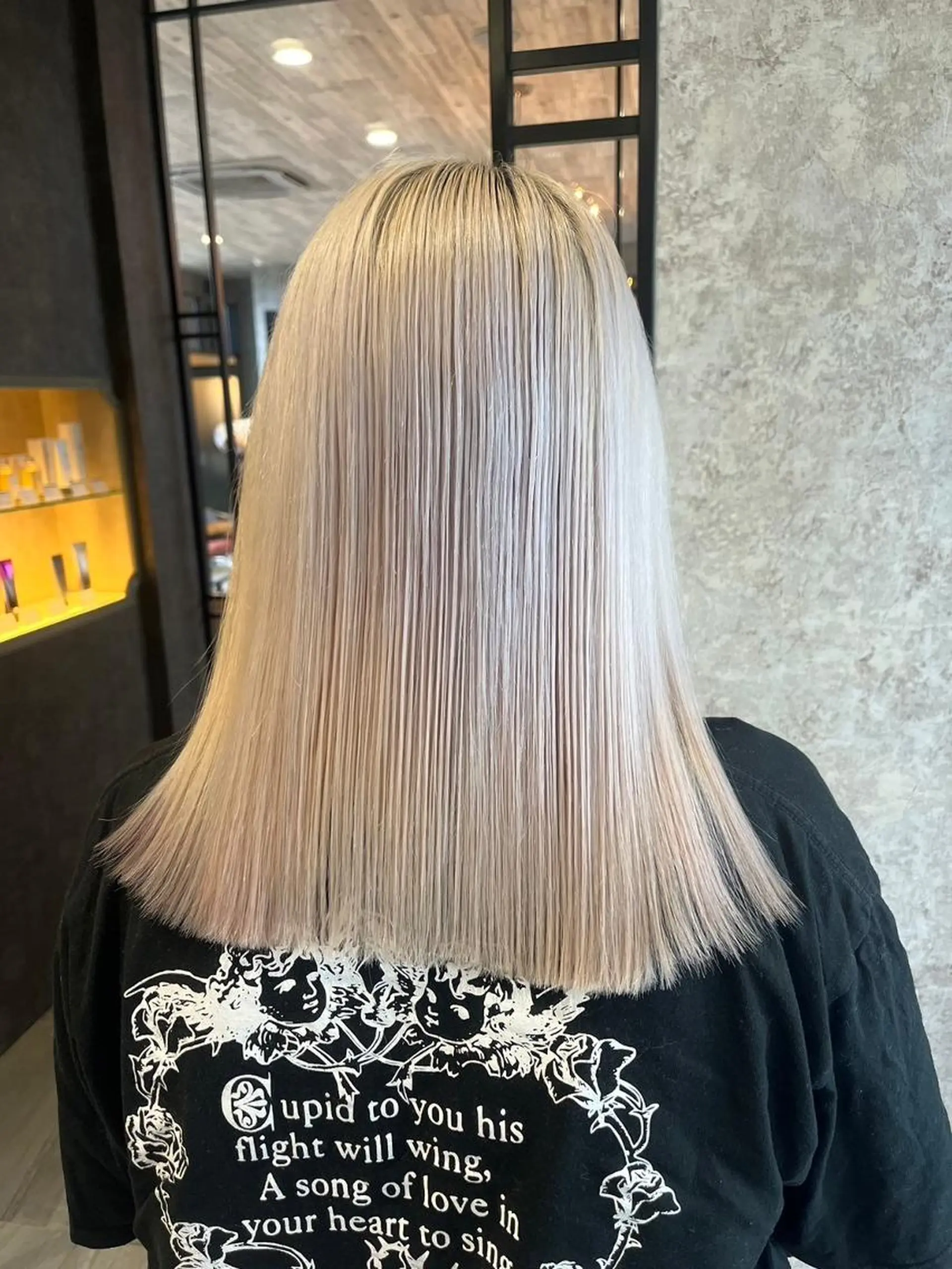 カラー ブリーチ ブロンド ハイトーンカラー シルバー ヘアカラー earth ノノカ 柔らかベージュカラーのヘアスタイル