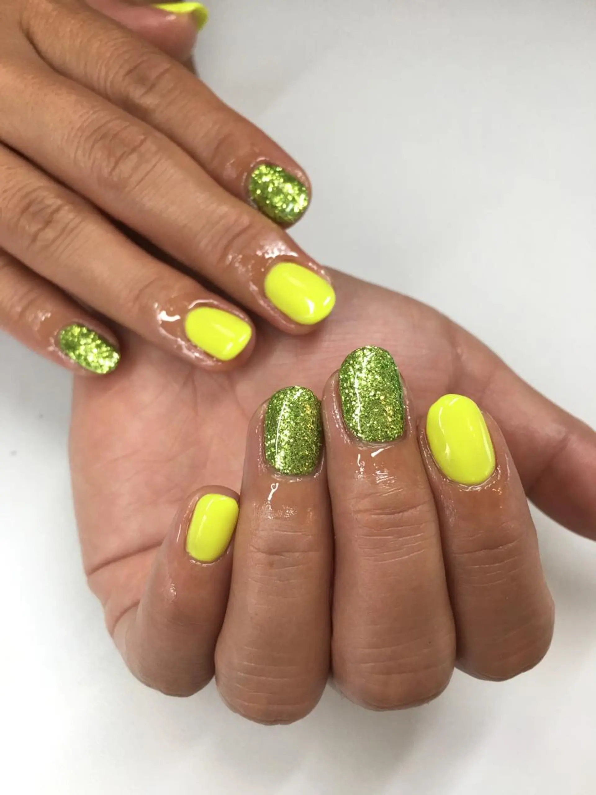 ネイル グリーン ラメ(グリッター) 黄色 glow_ nailのネイルデザイン