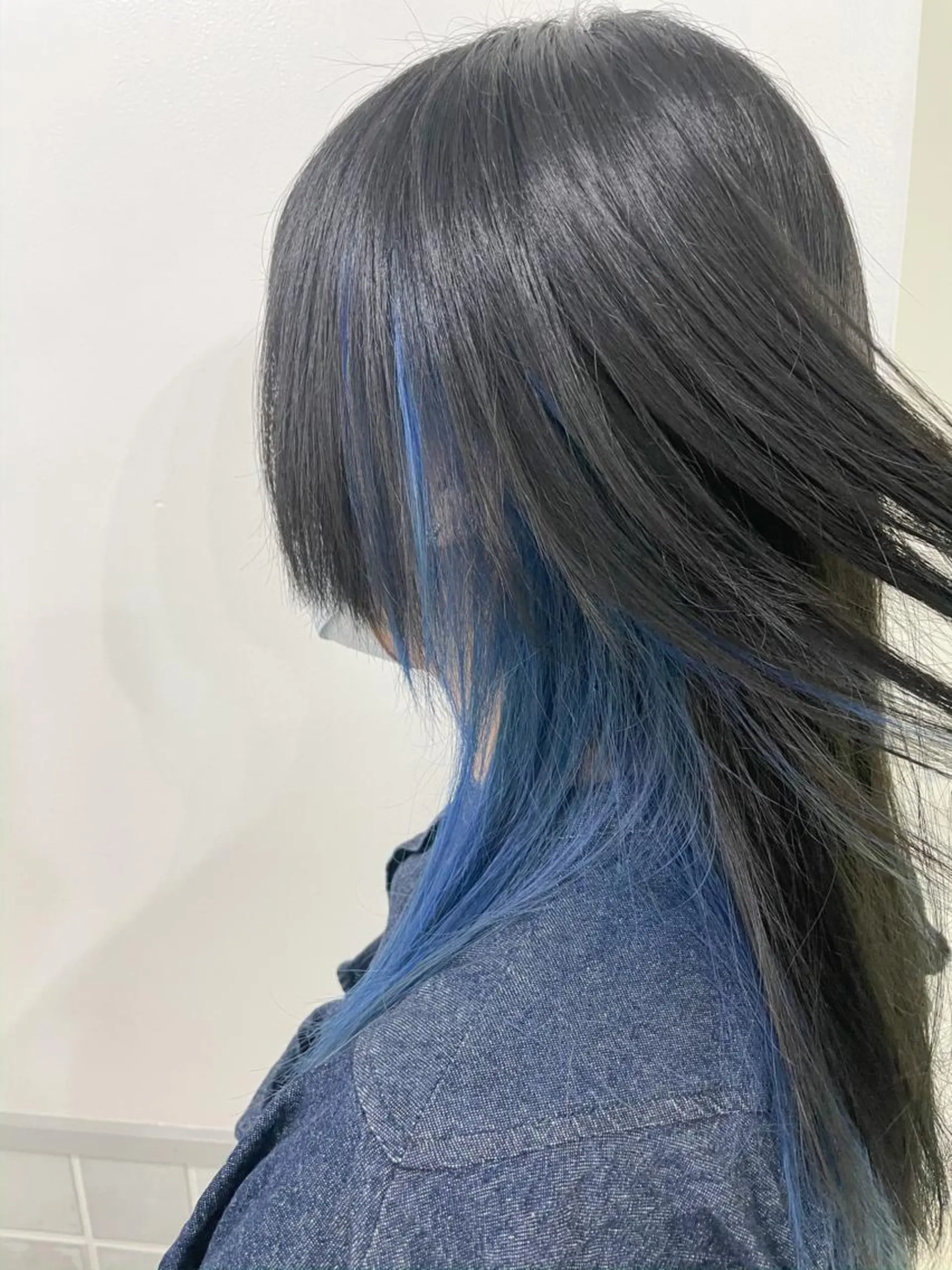 セミロング カラー ブリーチ ブルーカラー ヘアカラー miyu 美髪縮毛矯正𓂃꙳⋆のヘアスタイル