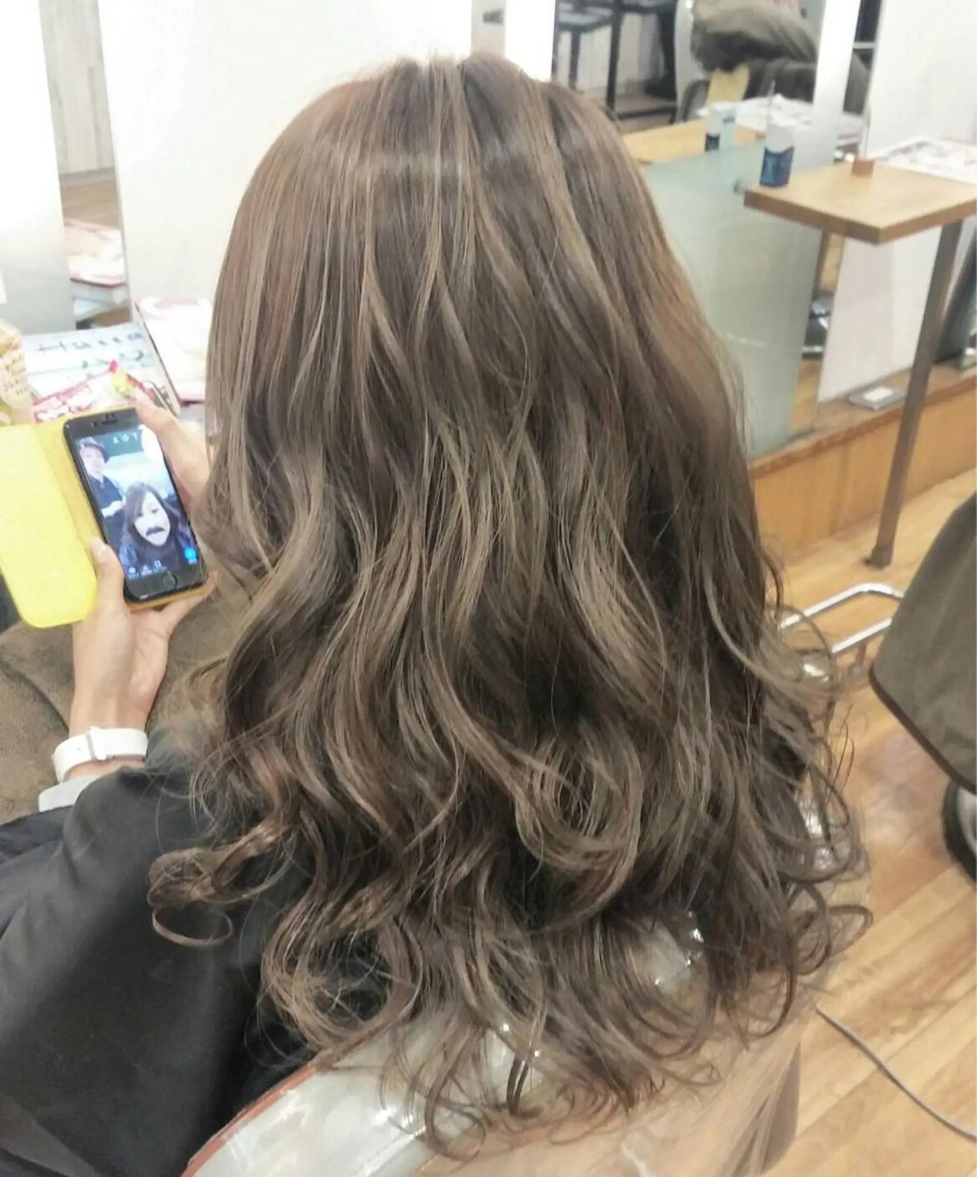 ロング カラー ブリーチ グレージュ ハイライトカラー ハイライト ブリーチ無しカラー 👑店長　平松　由のヘアスタイル