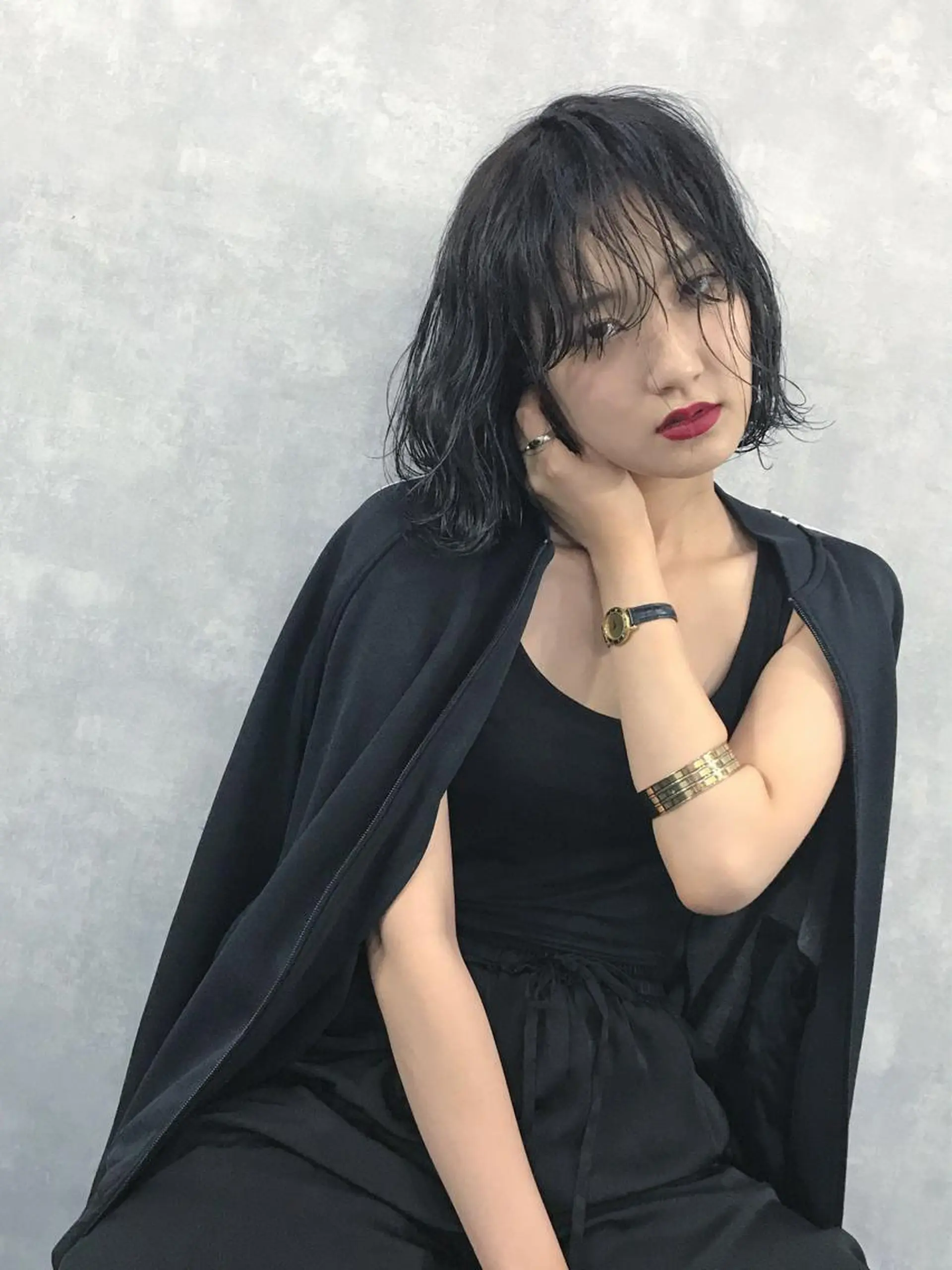 ミディアム カラー ネイビーカラー ボブ TOMOYAレイヤー ブリーチ縮毛矯正のヘアスタイル