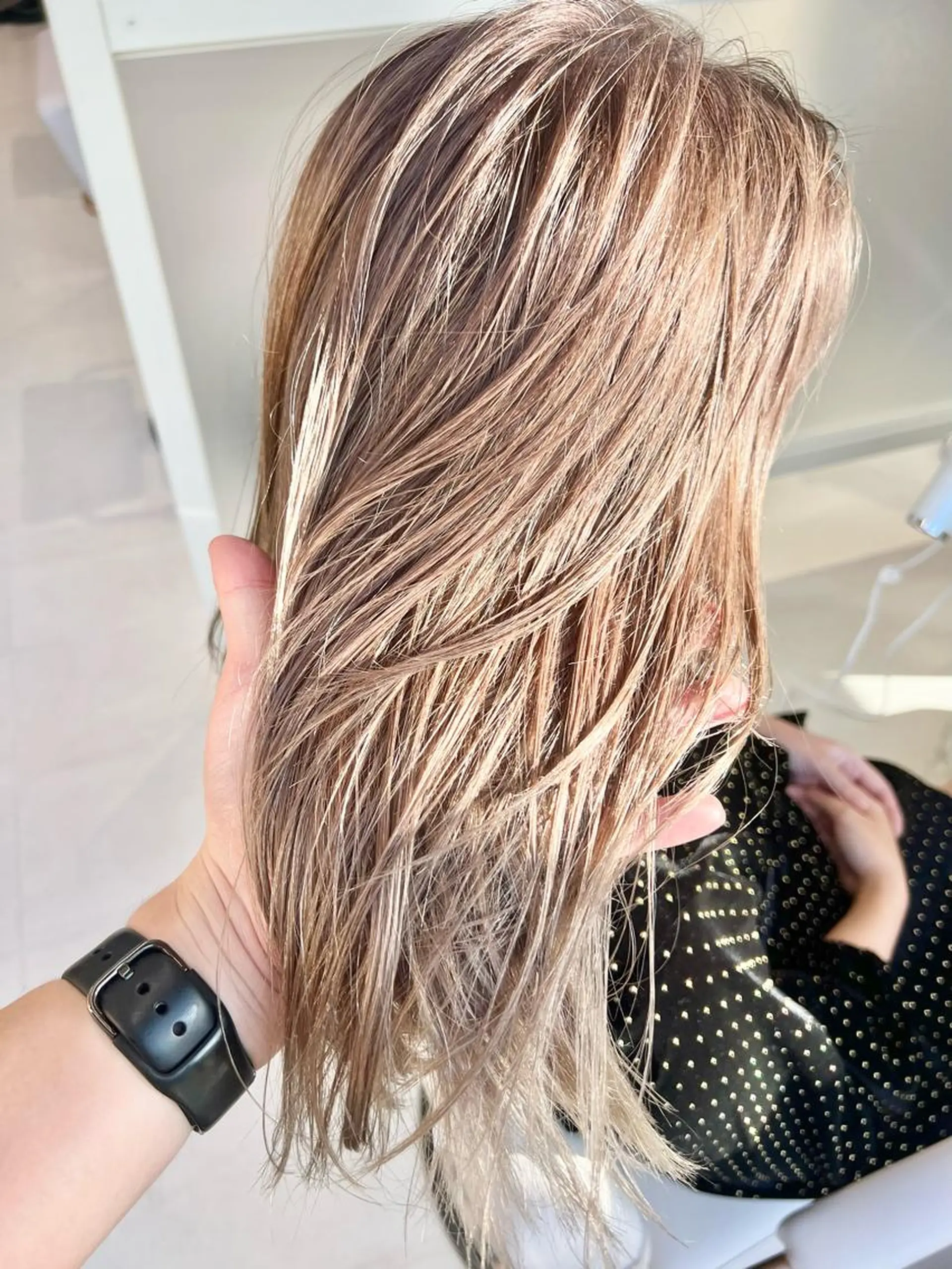 ミディアム カラー 切りっぱなしボブ ベージュカラー ブリーチ グレージュ ボブ カット ヘアカラー トリートメント ニュアンスレイヤー ハイトーンカラーのヘアスタイル