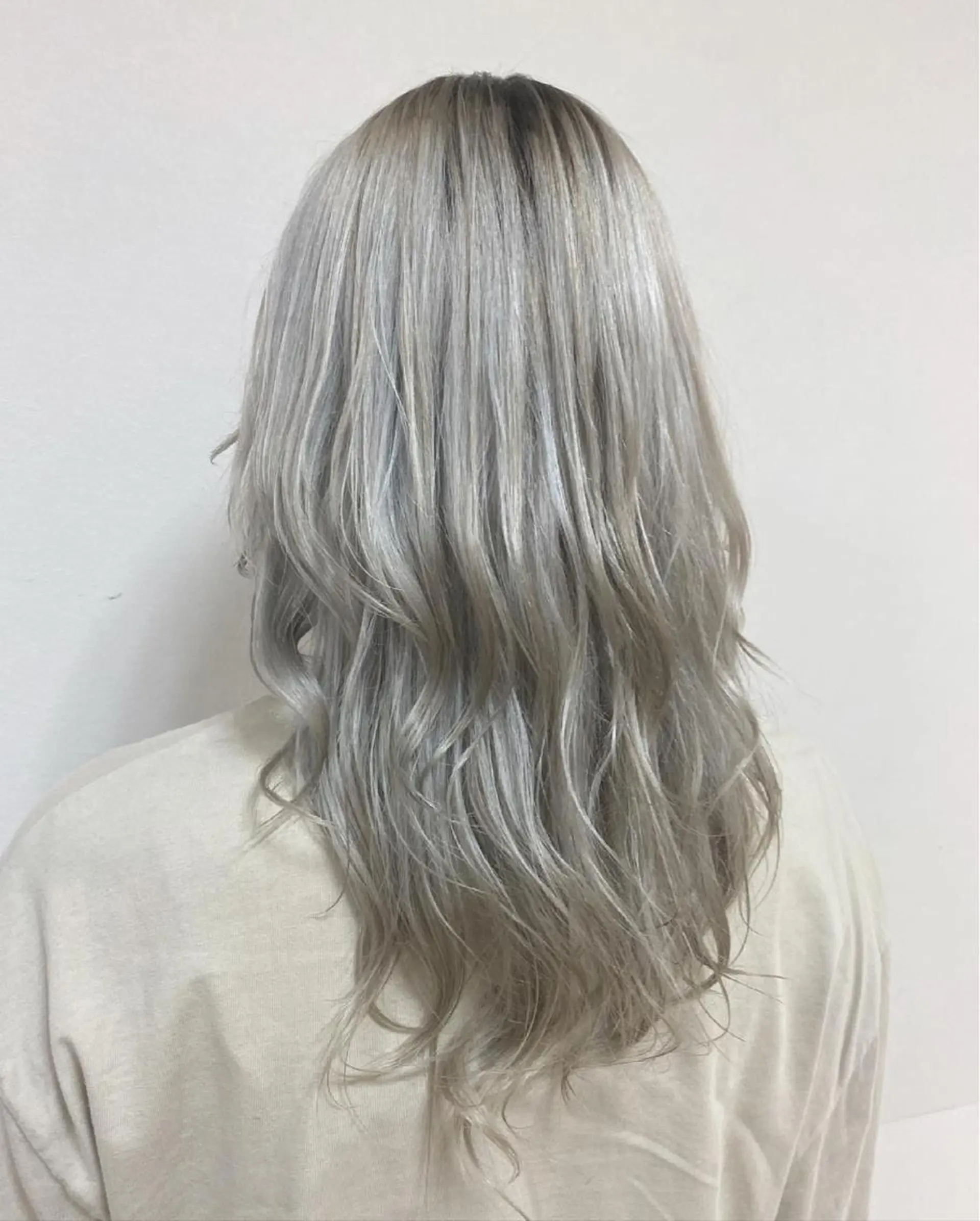 ロング カラー ヘアアレンジ ブリーチ グレージュ ハイトーンカラー シルバー シルバーグレージュ 丸谷 みくのその他イメージ