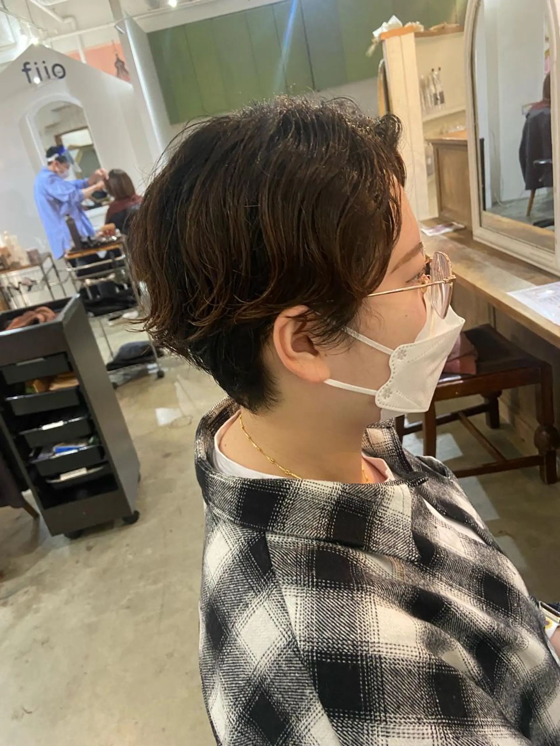 ショート くせ毛 ショートヘア カット パーマ なつめ🐶ショート ベージュカラーのヘアスタイル