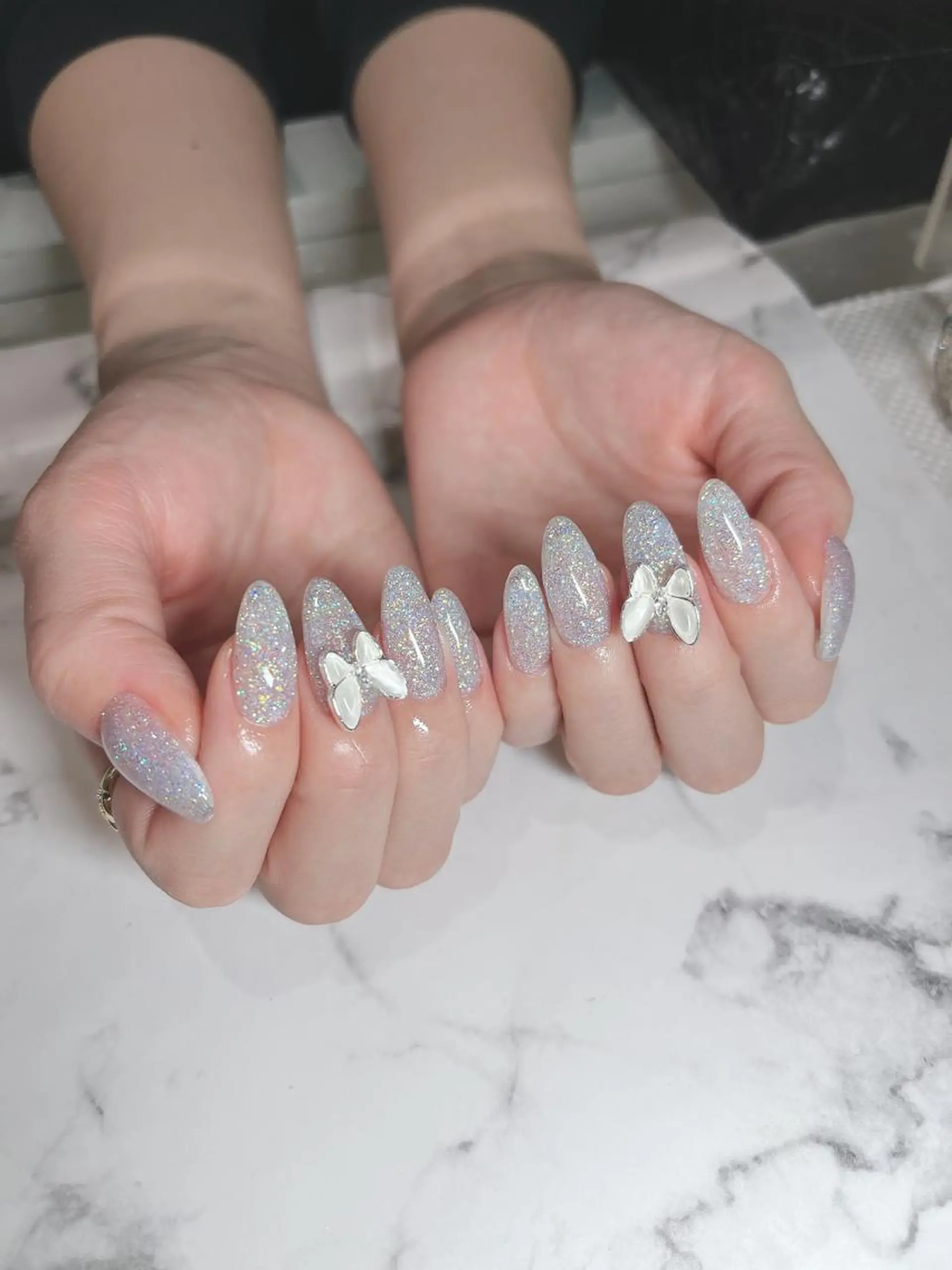 ネイル フットネイル フレンチネイル ジェルネイル ラメ(グリッター) ラメグラデーション ハンドネイル NEO Beauty Salon所属・𝐍𝐄𝐎 𝐉𝐔𝐑𝐈のネイルデザイン