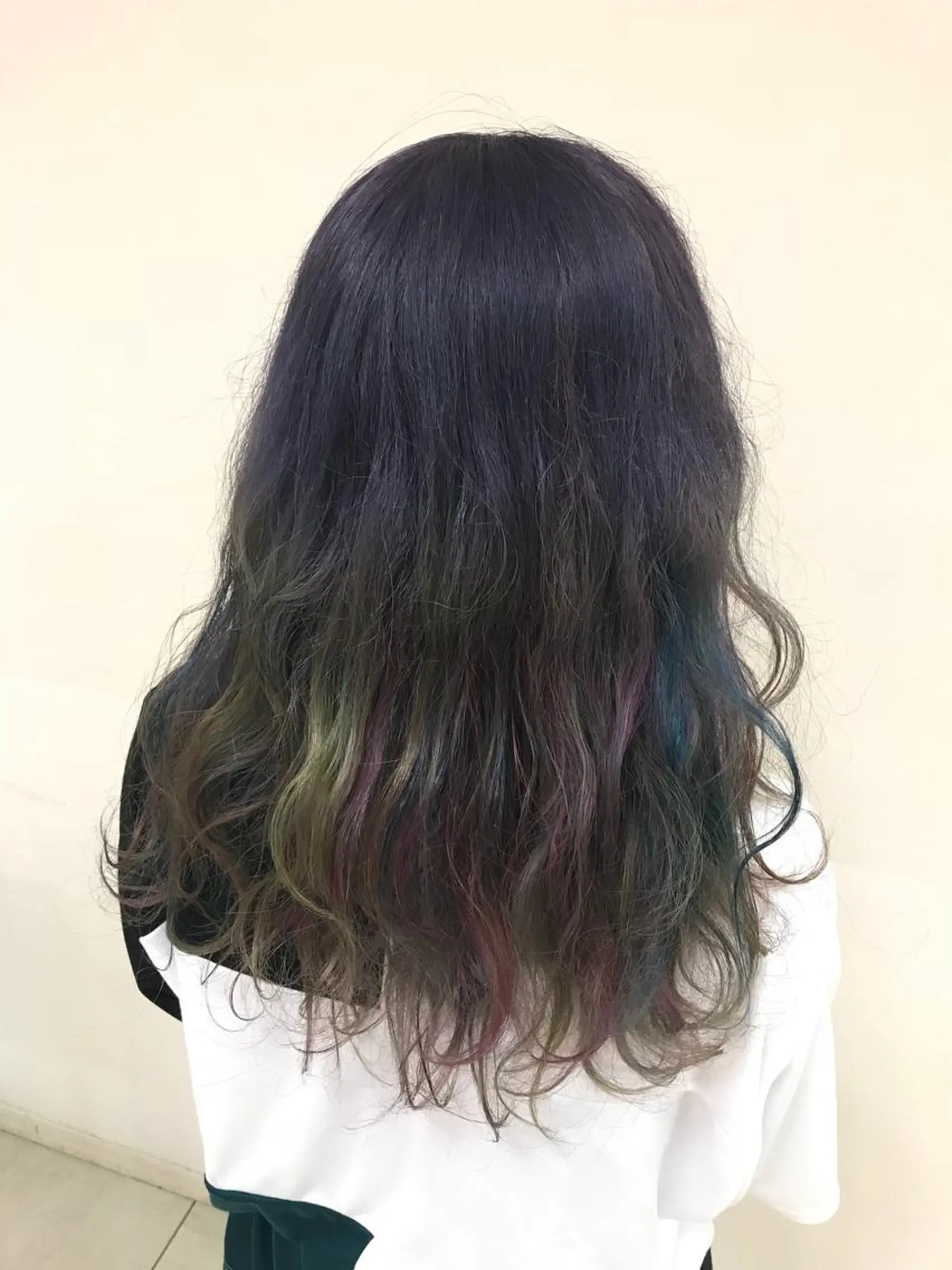 セミロング カラー ヘアアレンジ グラデーションカラー シルバー 丸谷 みくのその他イメージ
