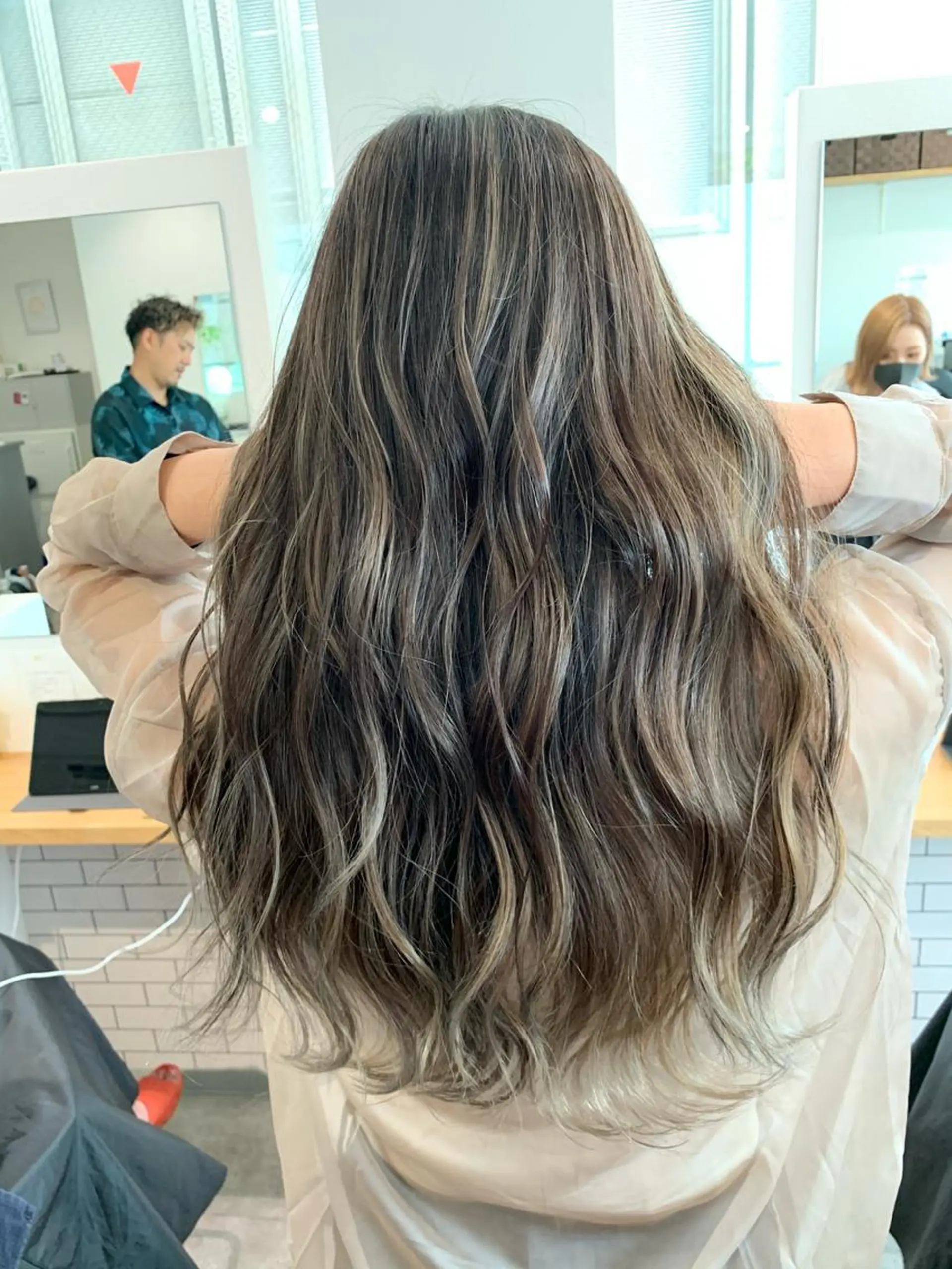 セミロング ヘアカラー 大人レイヤー ヨシミカズヤのヘアスタイル