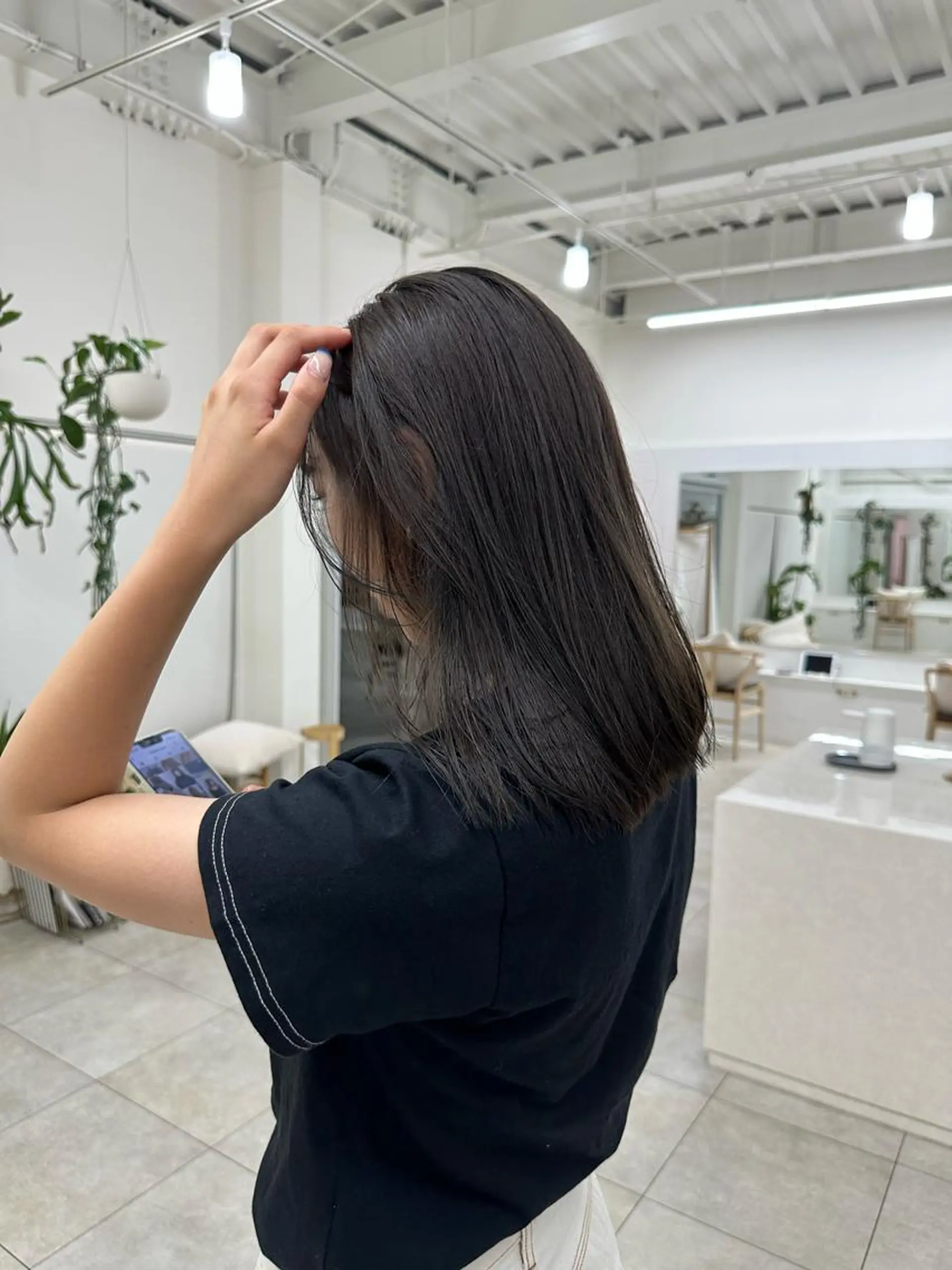 セミロング カラー 透明感カラー グレージュ オリーブグレージュ オリーブグレー 林 莉央のヘアスタイル