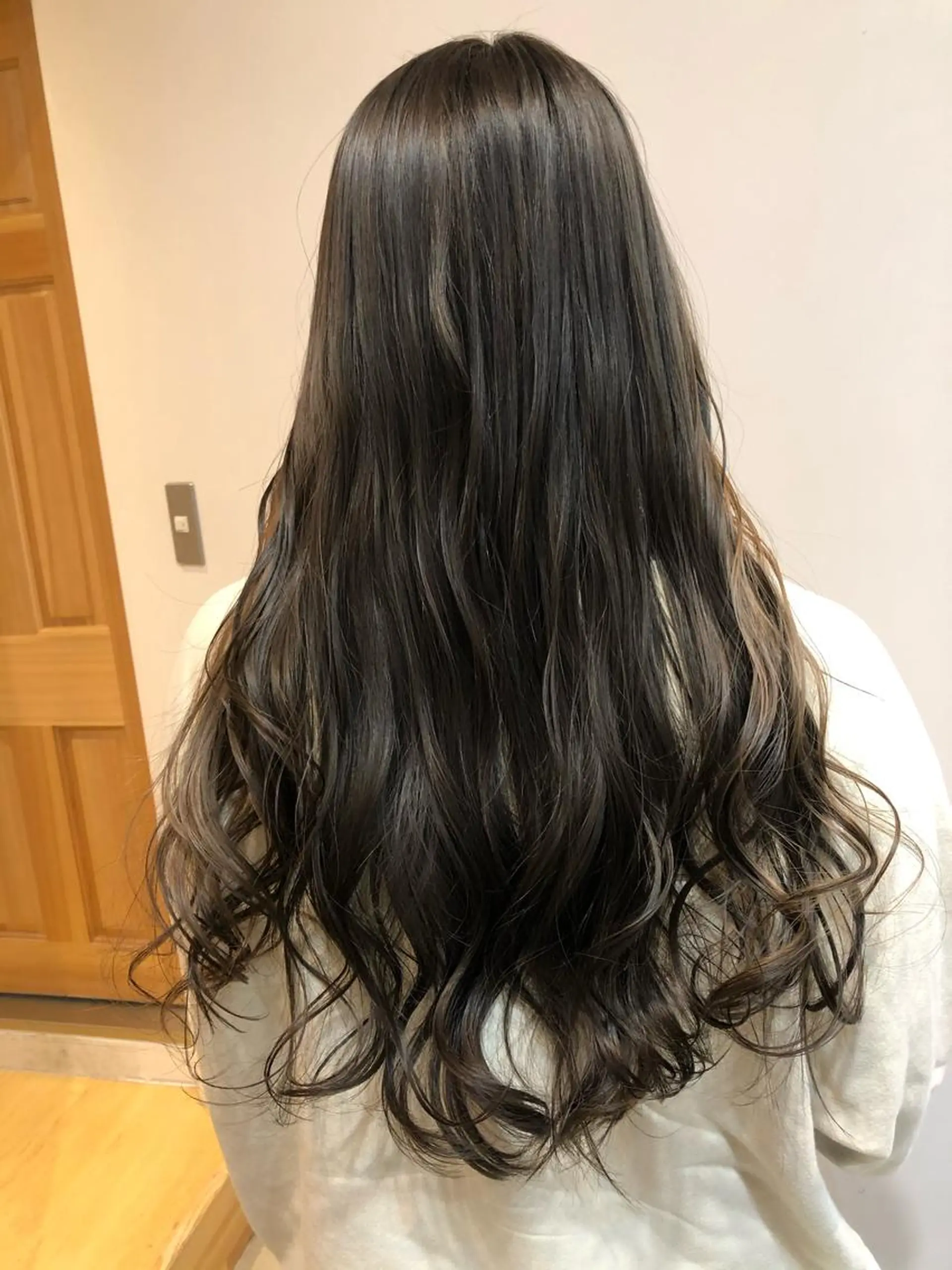 ロング カラー ベージュカラー ブリーチ イヤリングカラー オリーブベージュ ホワイトベージュ 中目黒🌼 🌼ハナのヘアスタイル