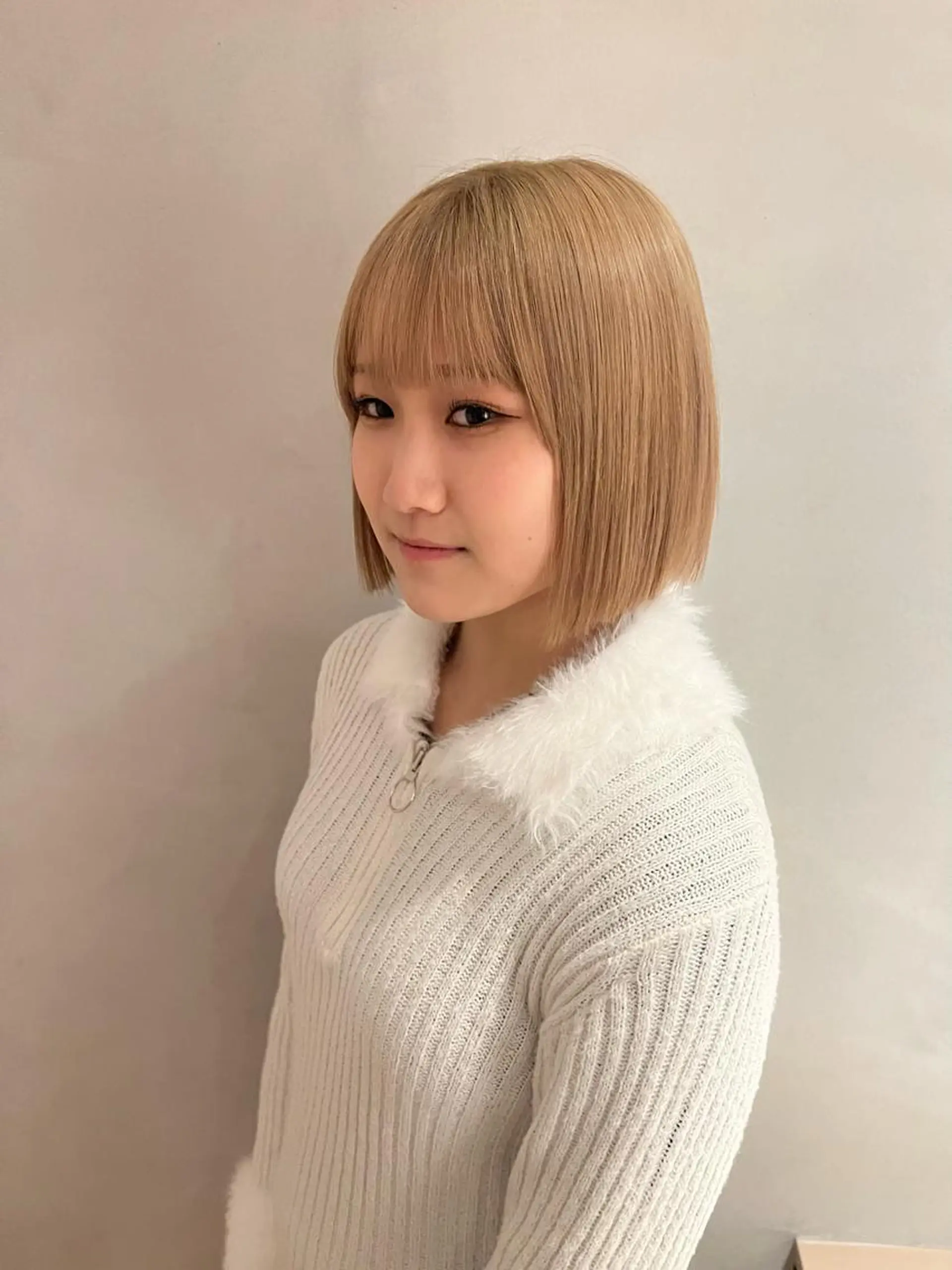 ミディアム ミルクティーベージュ outaのヘアスタイル