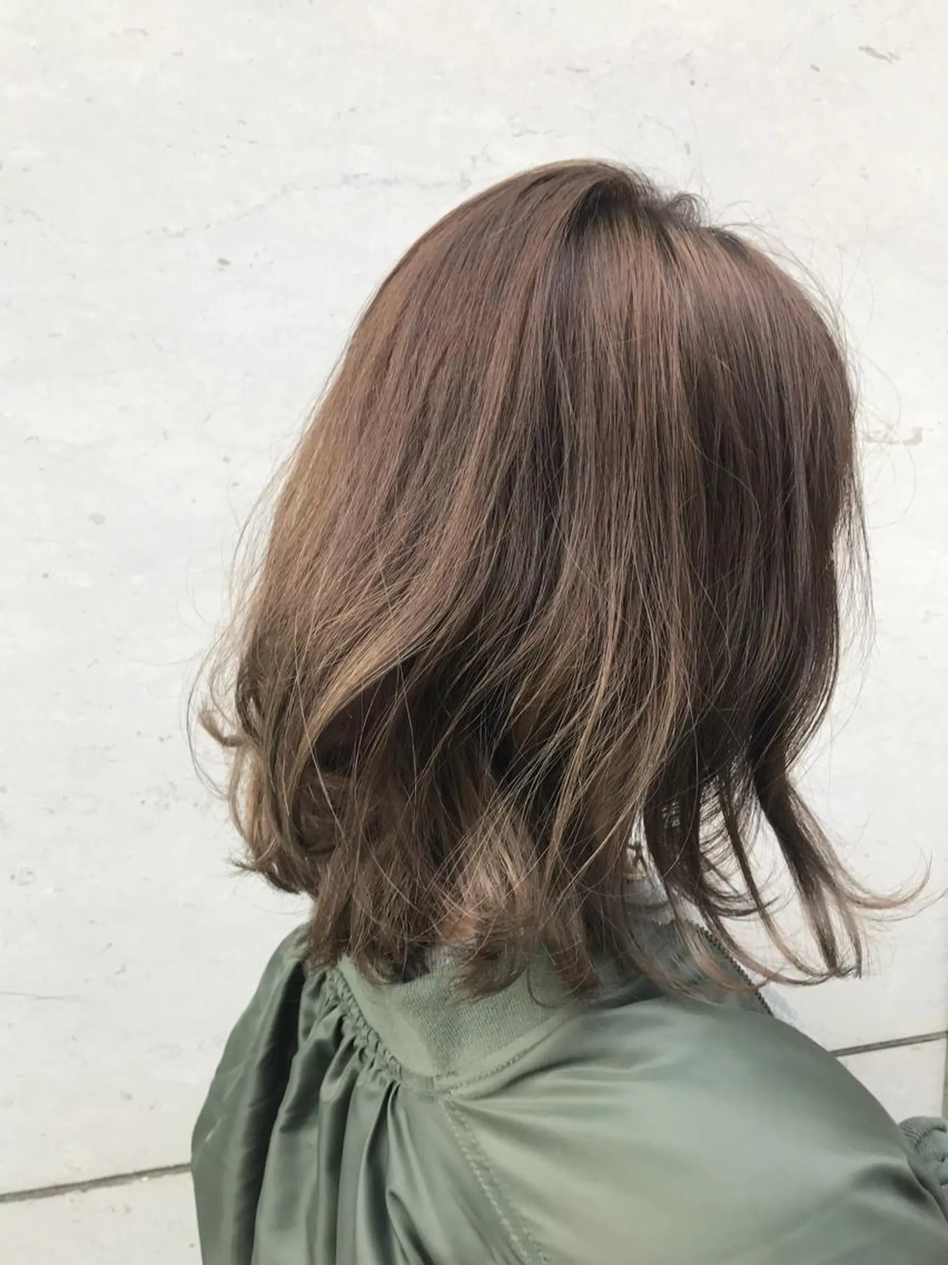 ミディアム カラー グレージュ カット ヘアカラー トリートメント AILEE所属・ウルフカット レイヤーカット上柿のヘアスタイル