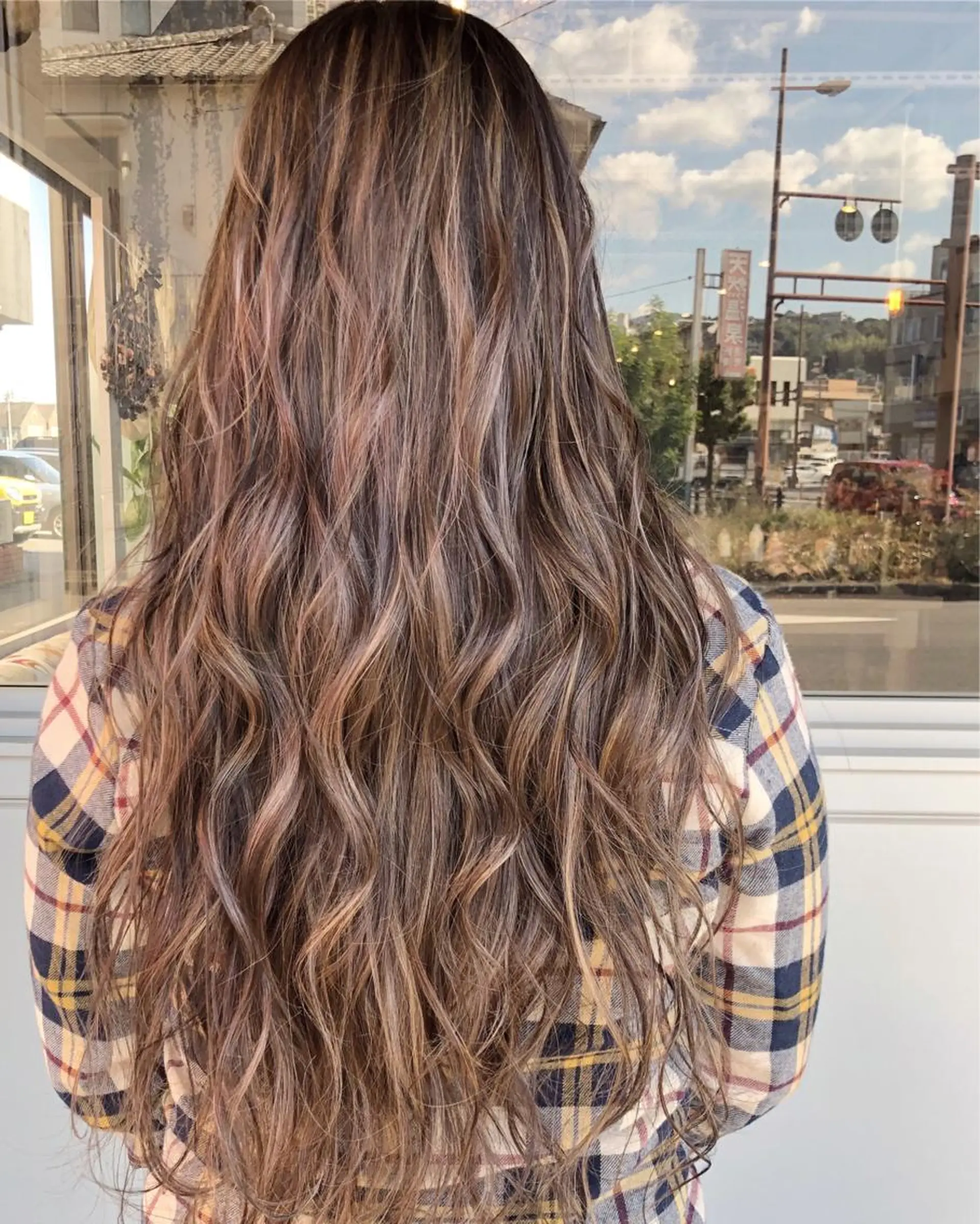 ロング カラー ヘアアレンジ お団子ヘア 切りっぱなしボブ バレイヤージュ ブリーチ グラデーションカラー Mariana/ 鶴原-ハイライトのヘアスタイル