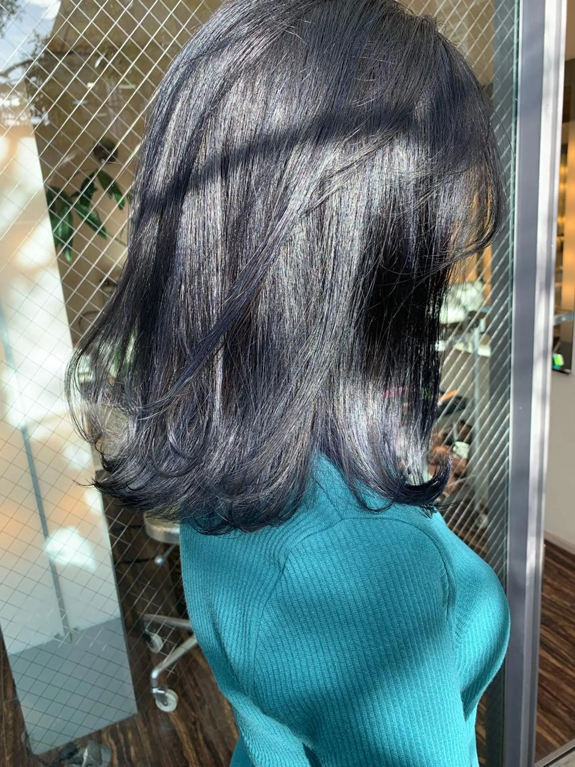 ミディアム カラー 黒髪 ブルーカラー ブルーブラック 髪質改善サロン 心斎橋ARCHEのヘアスタイル