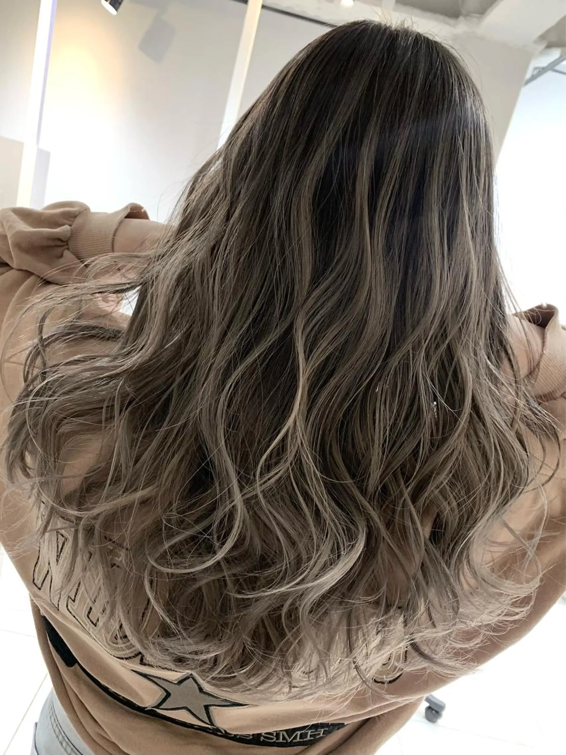 セミロング カラー ヘアアレンジ ベージュカラー グラデーションカラー ハイライトカラー くせ毛 外国人風カラー 髪質改善land千葉所属・阿部 圭悟のヘアスタイル