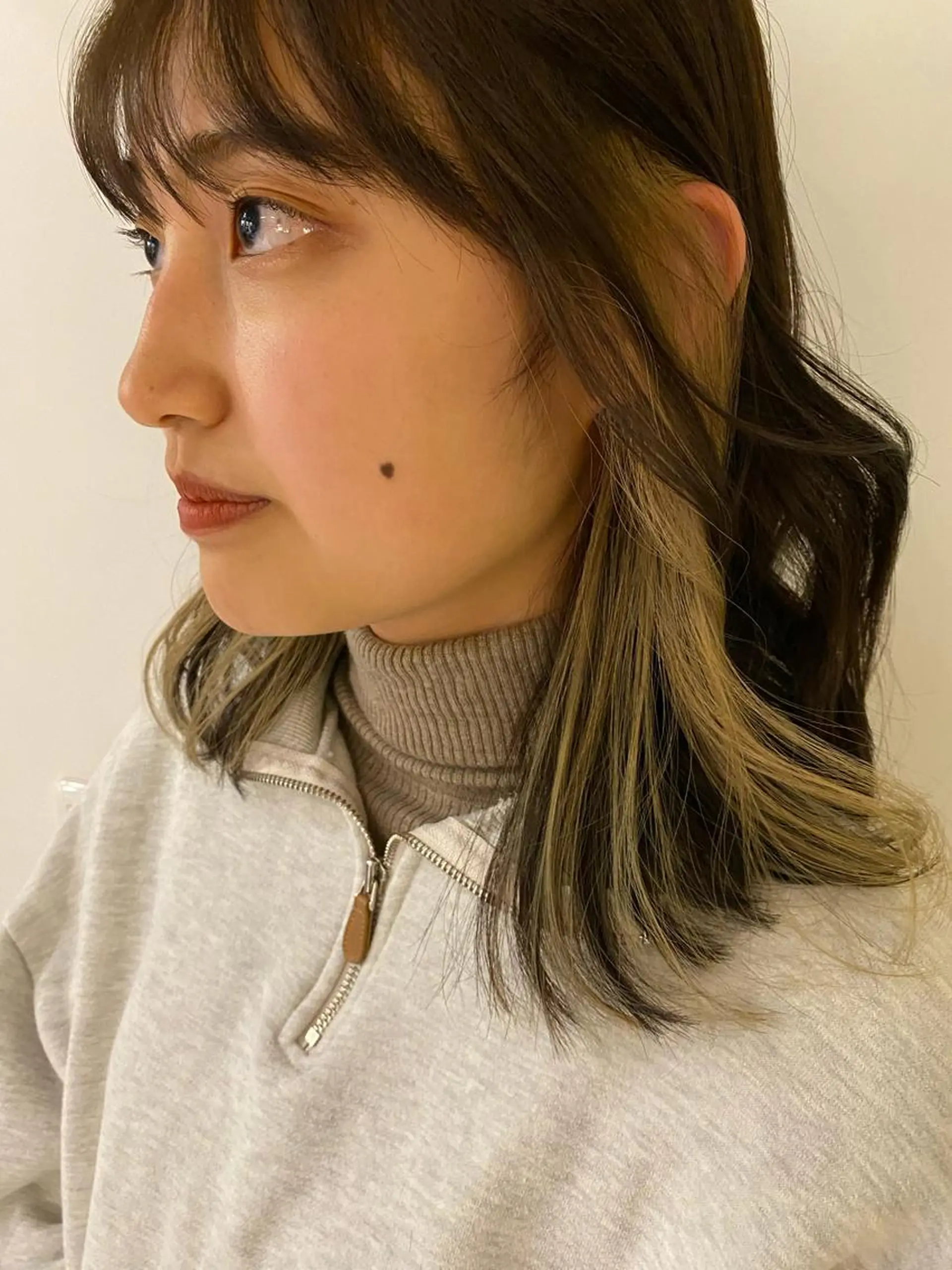 ミディアム カラー ベージュカラー イヤリングカラー ベージュカラー🐏 🤎塚原優芽のヘアスタイル