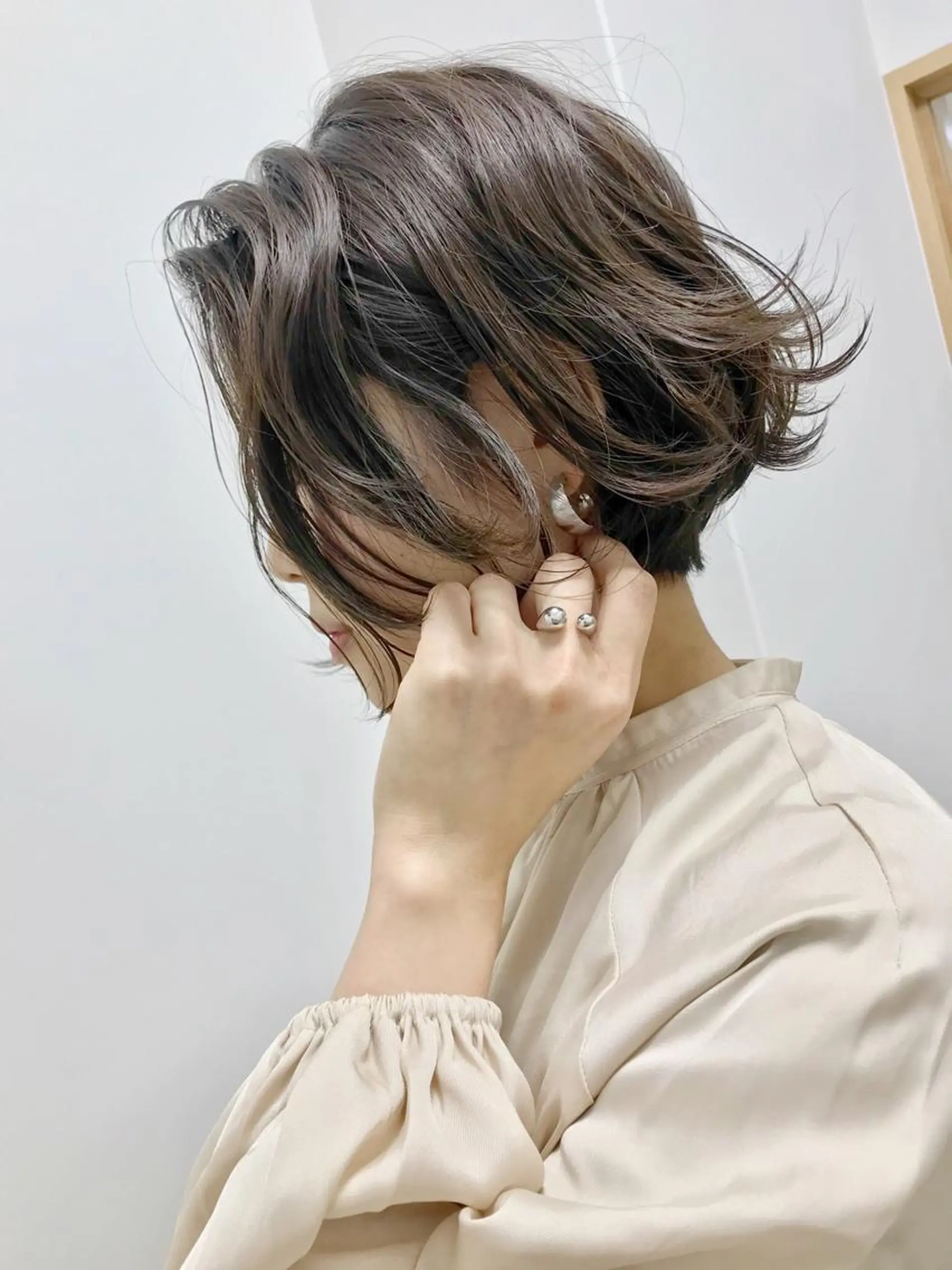 ミディアム カラー ベージュカラー オリーブベージュ ボブ HARUNA🤍 色持ち良いツヤ髪のヘアスタイル