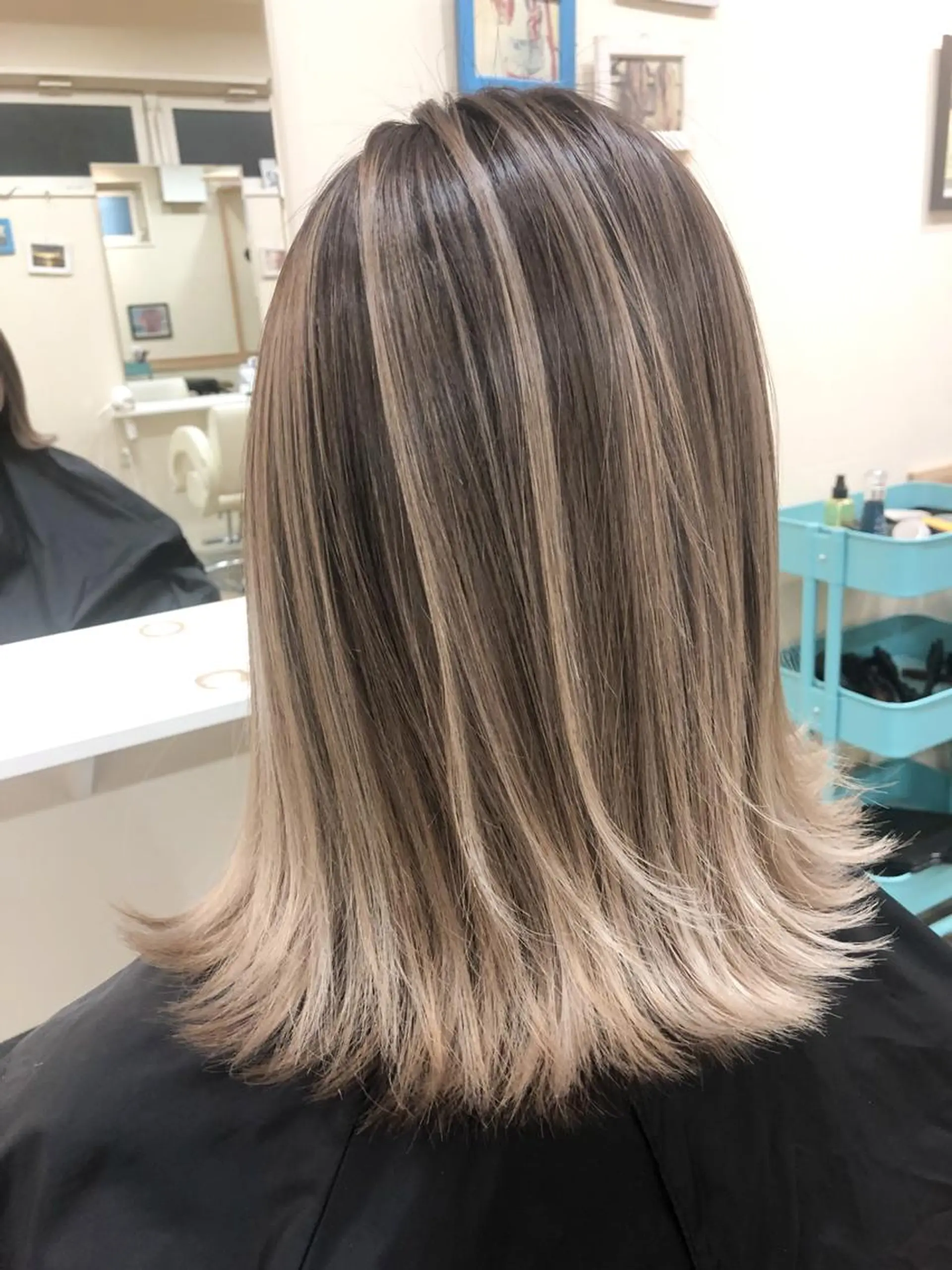 ミディアム カラー バレイヤージュ ブリーチ グラデーションカラー レイヤーカット ヘアカラー トリートメント WONK. ウォンク 心斎橋のヘアスタイル