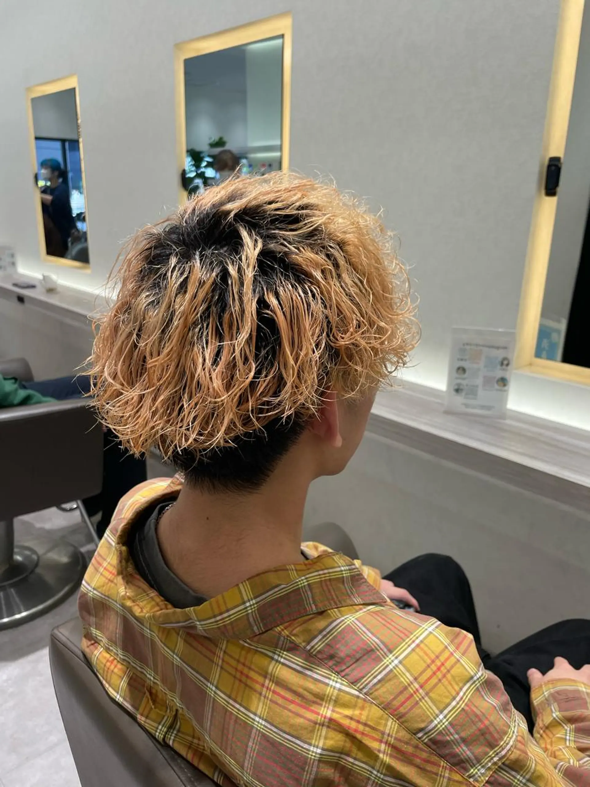 ショート パーマ メンズ メンズブリーチ メンズハイライト メンズメッシュ メンズパーマ メンズツイストパーマ カット パーマ メンズ特化店長✨ 9/13空◎岡本一真のヘアスタイル