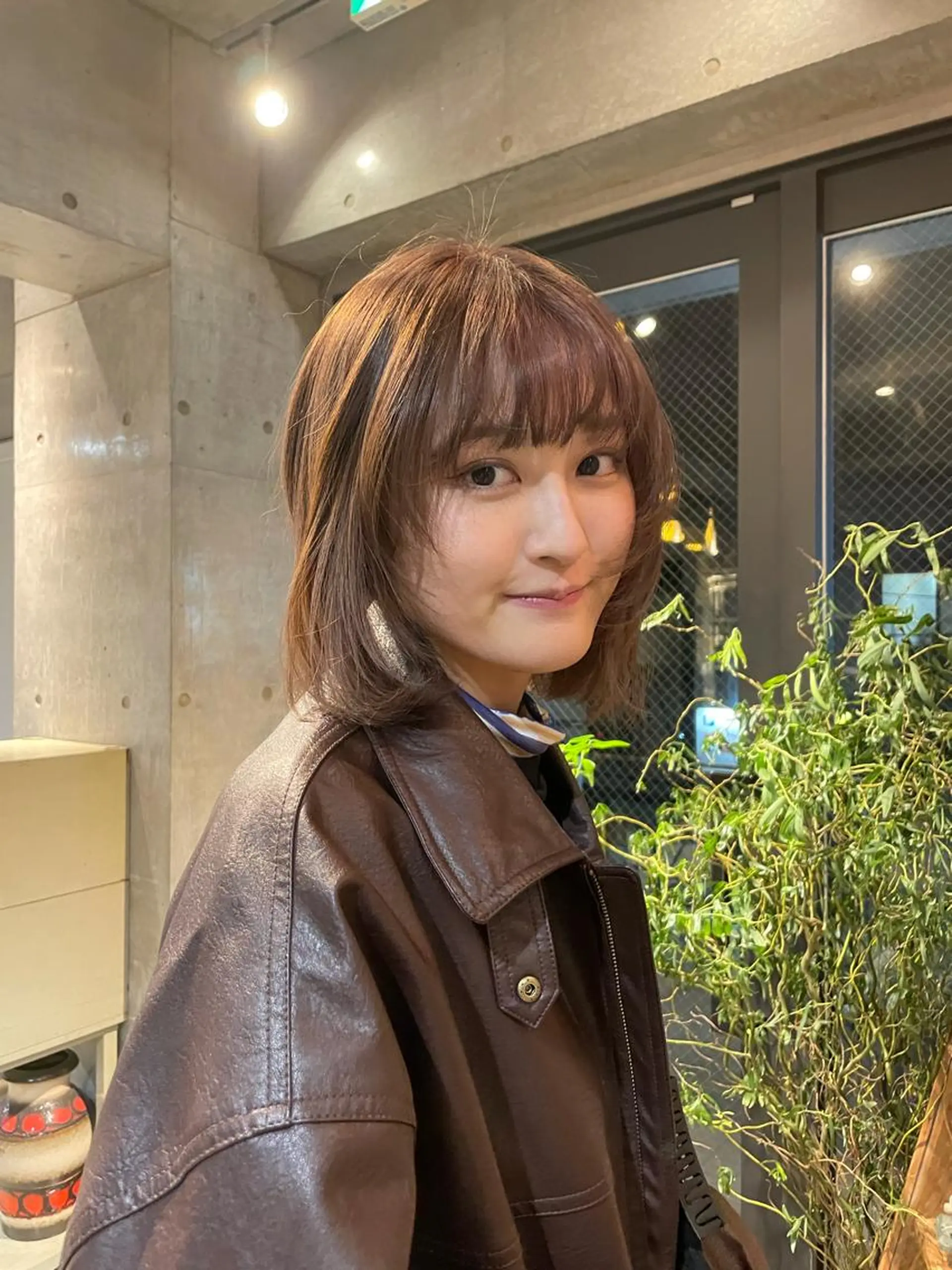 ミディアム maina/透明感 ベージュ/ブラウンのヘアスタイル