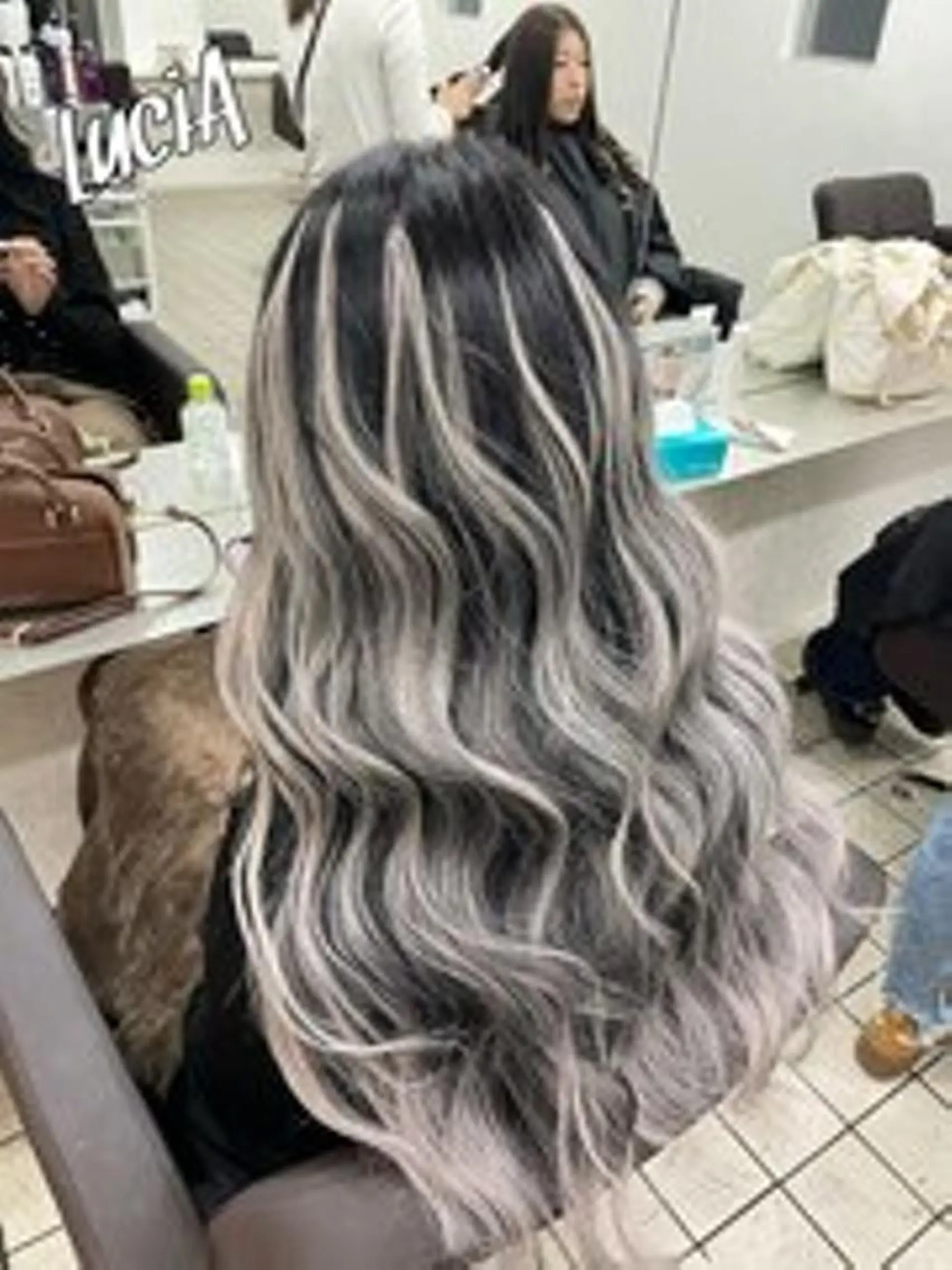 ロング カラー ヘアアレンジ シールエクステ 黒髪 ブリーチ デザインカラー ダブルカラー LuciAエクステ カラー3500セラのヘアスタイル