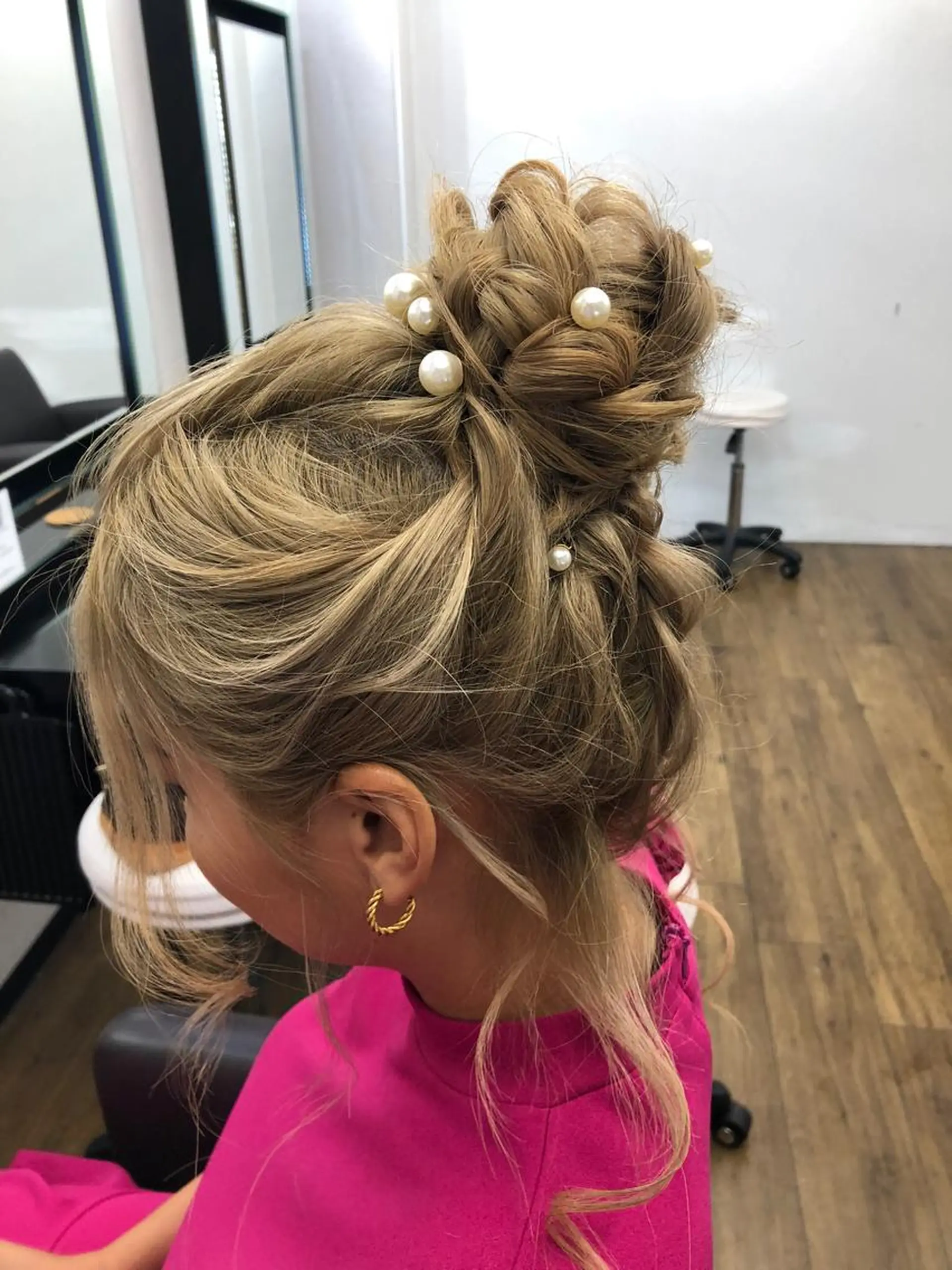 ミディアム カラー ヘアアレンジ お団子ヘア 結婚式・ブライダル シールエクステ バレイヤージュ ハイライトカラー alpha. カラーエクステ下妻のヘアスタイル