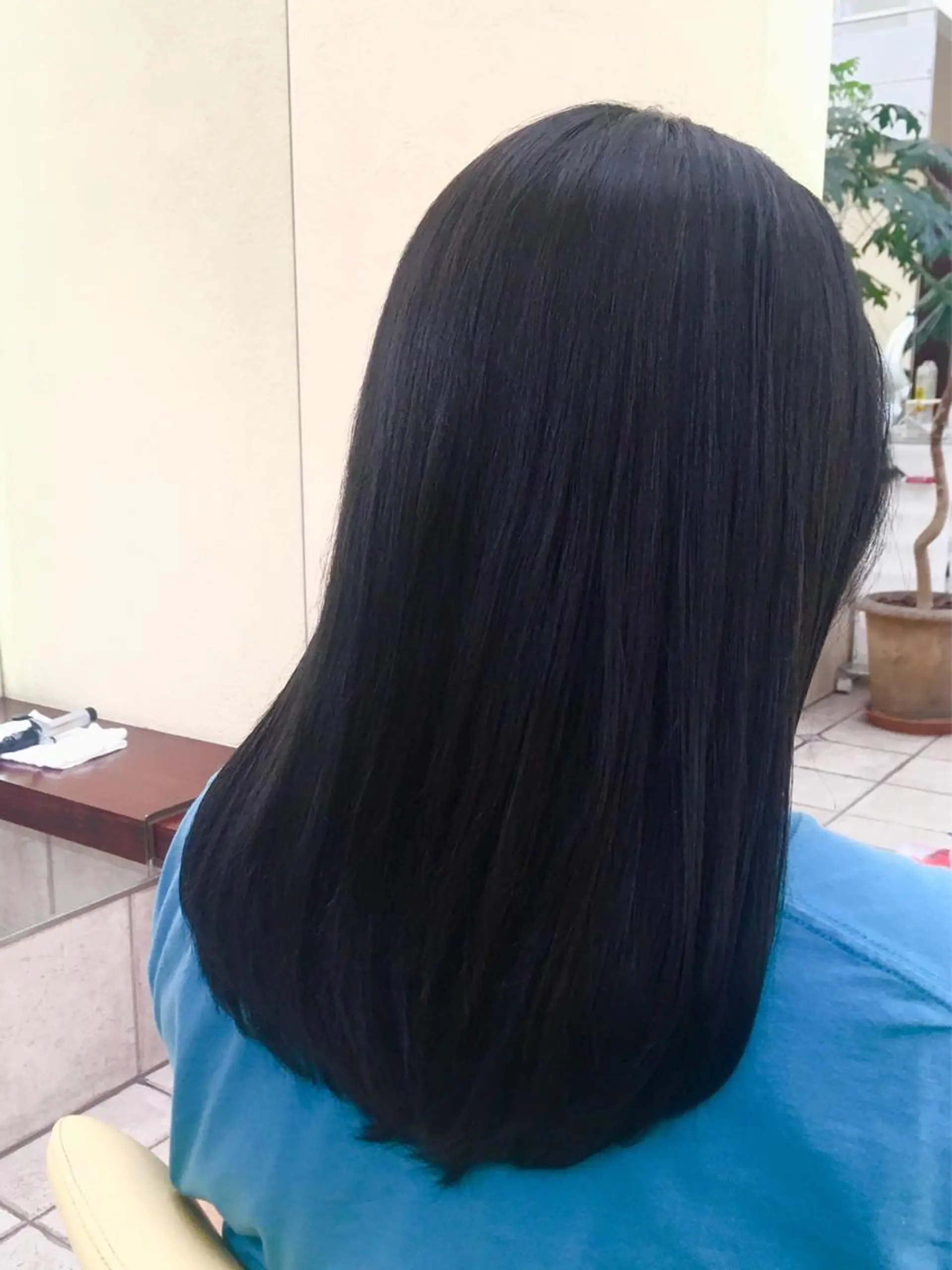 セミロング カラー アッシュ ネイビーカラー 塩谷 雪花のヘアスタイル