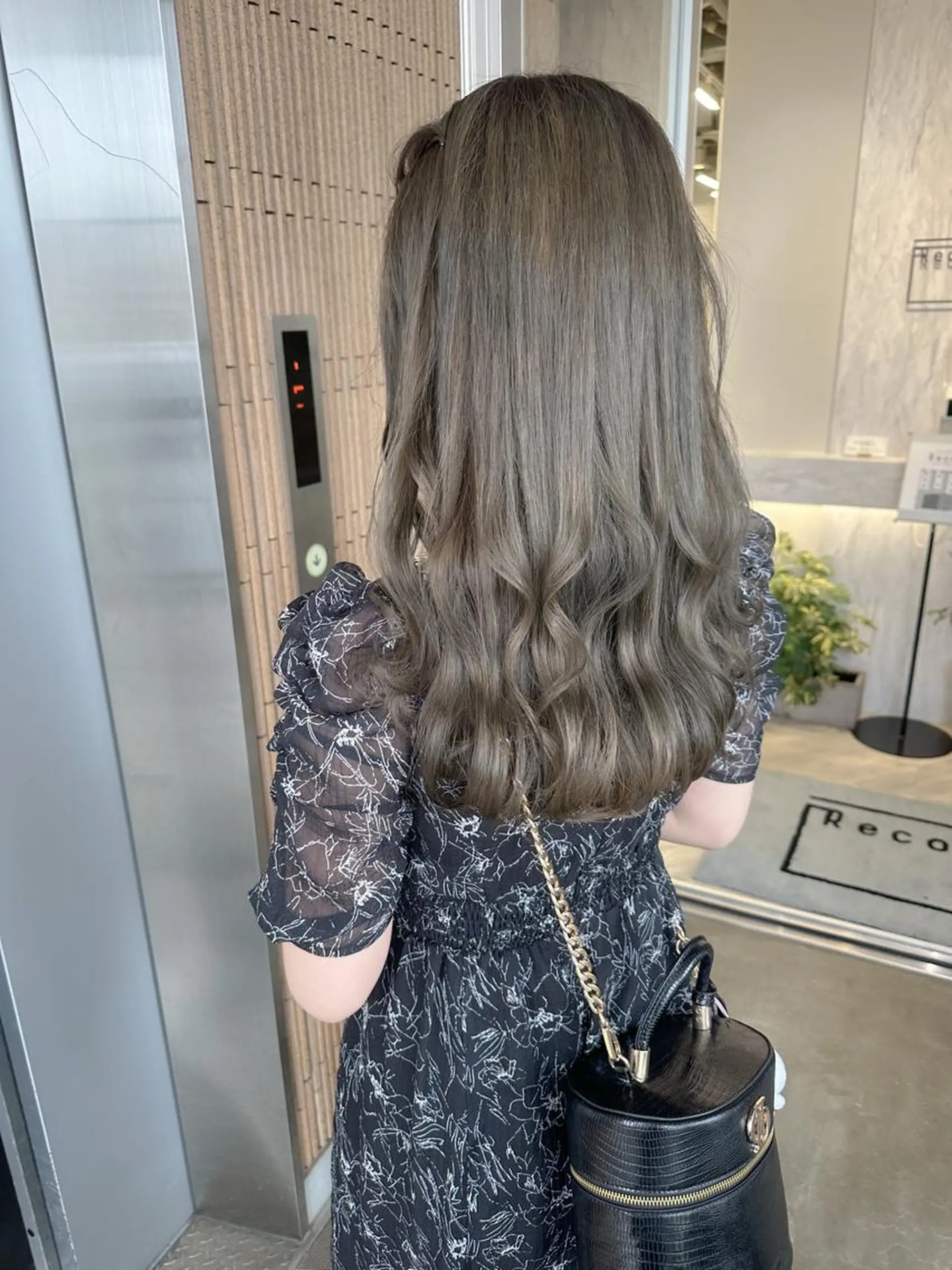 ロング カラー ヘアアレンジ ベージュカラー オリーブベージュ autre所属・大久保 ひでなりのヘアスタイル