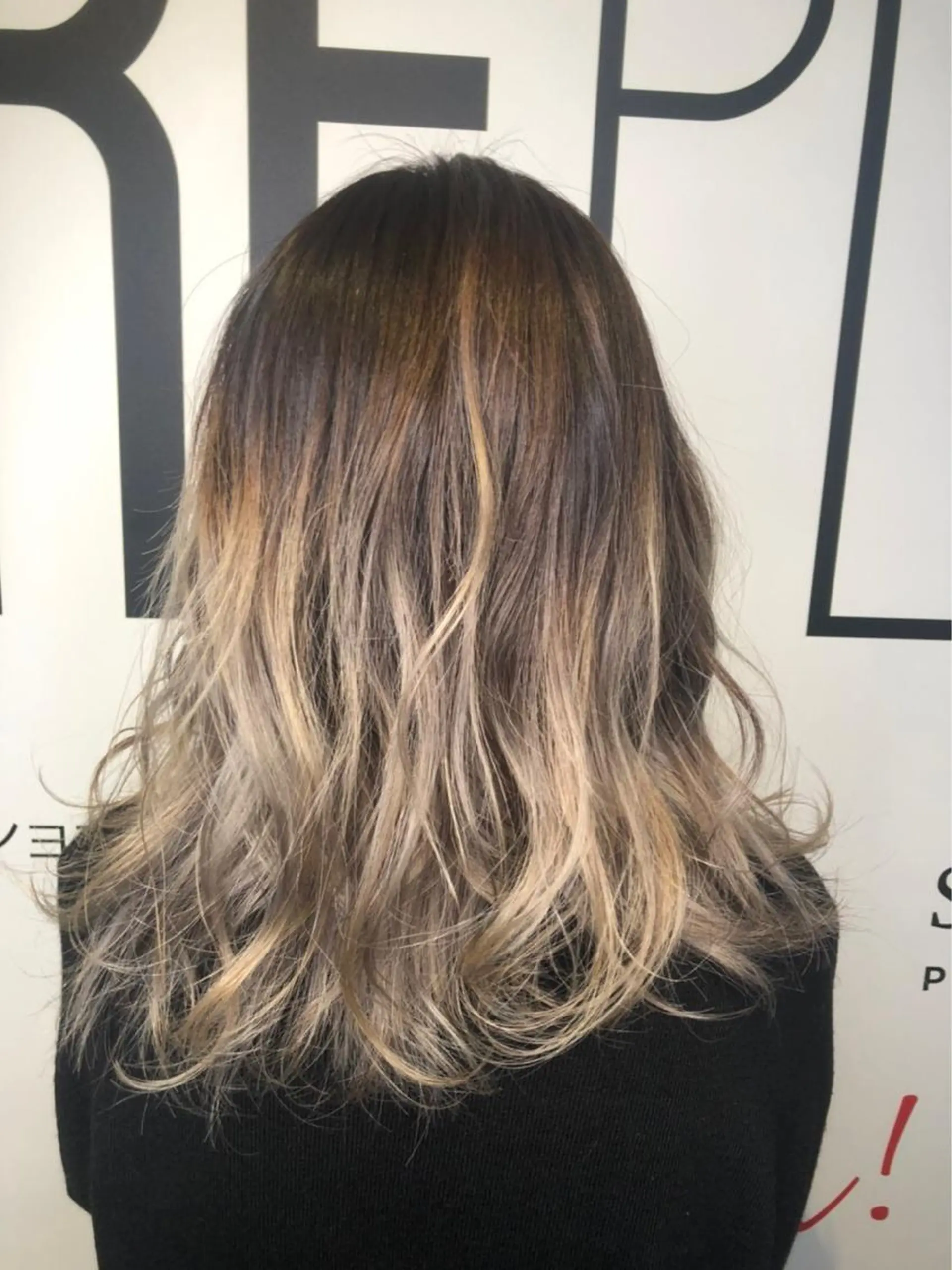 ミディアム レイヤーカット ヘアカラー 宮下 愛璃紗のヘアスタイル