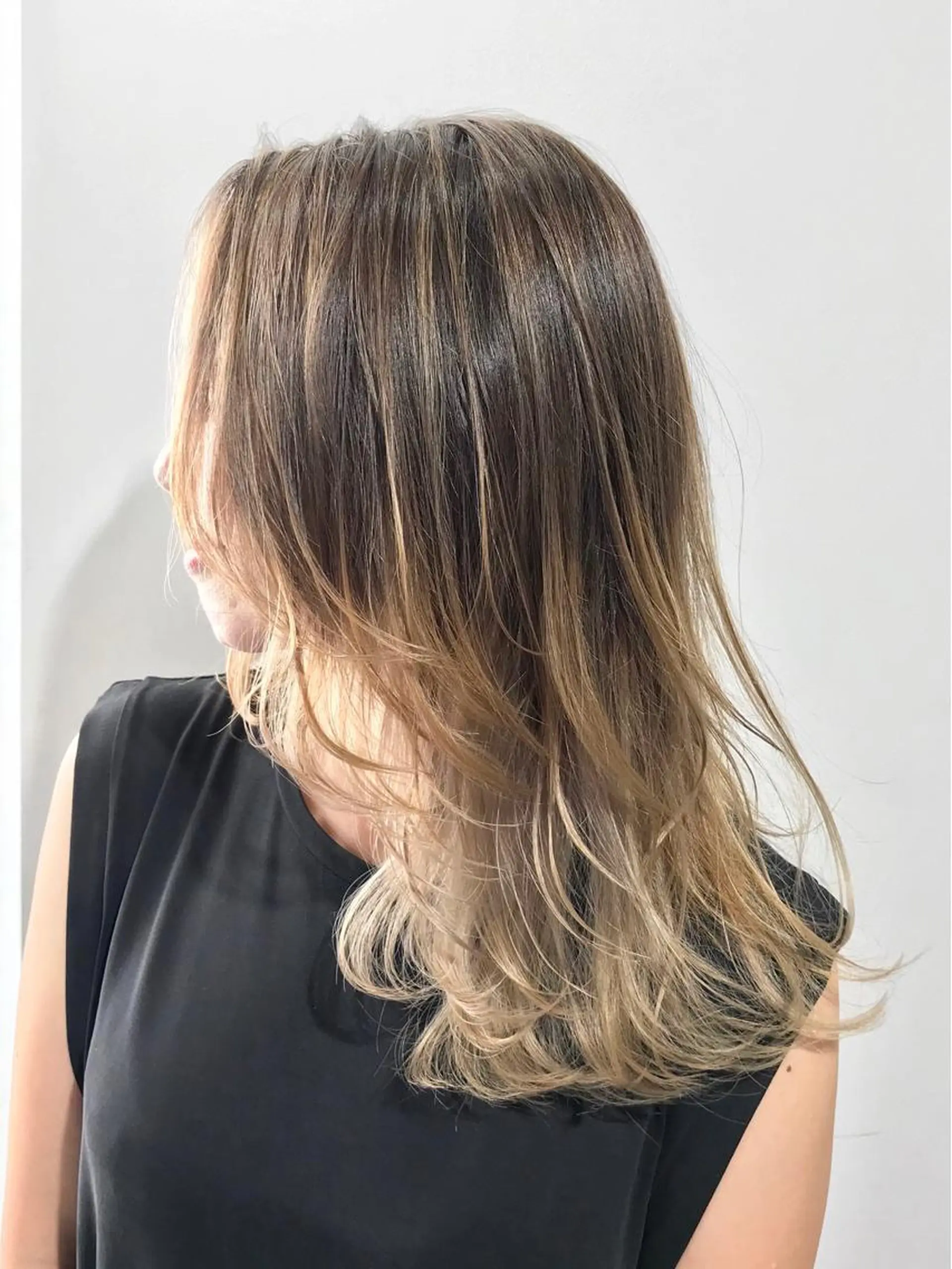 ミディアム ハイライト TOMOYAレイヤー ブリーチ縮毛矯正のヘアスタイル