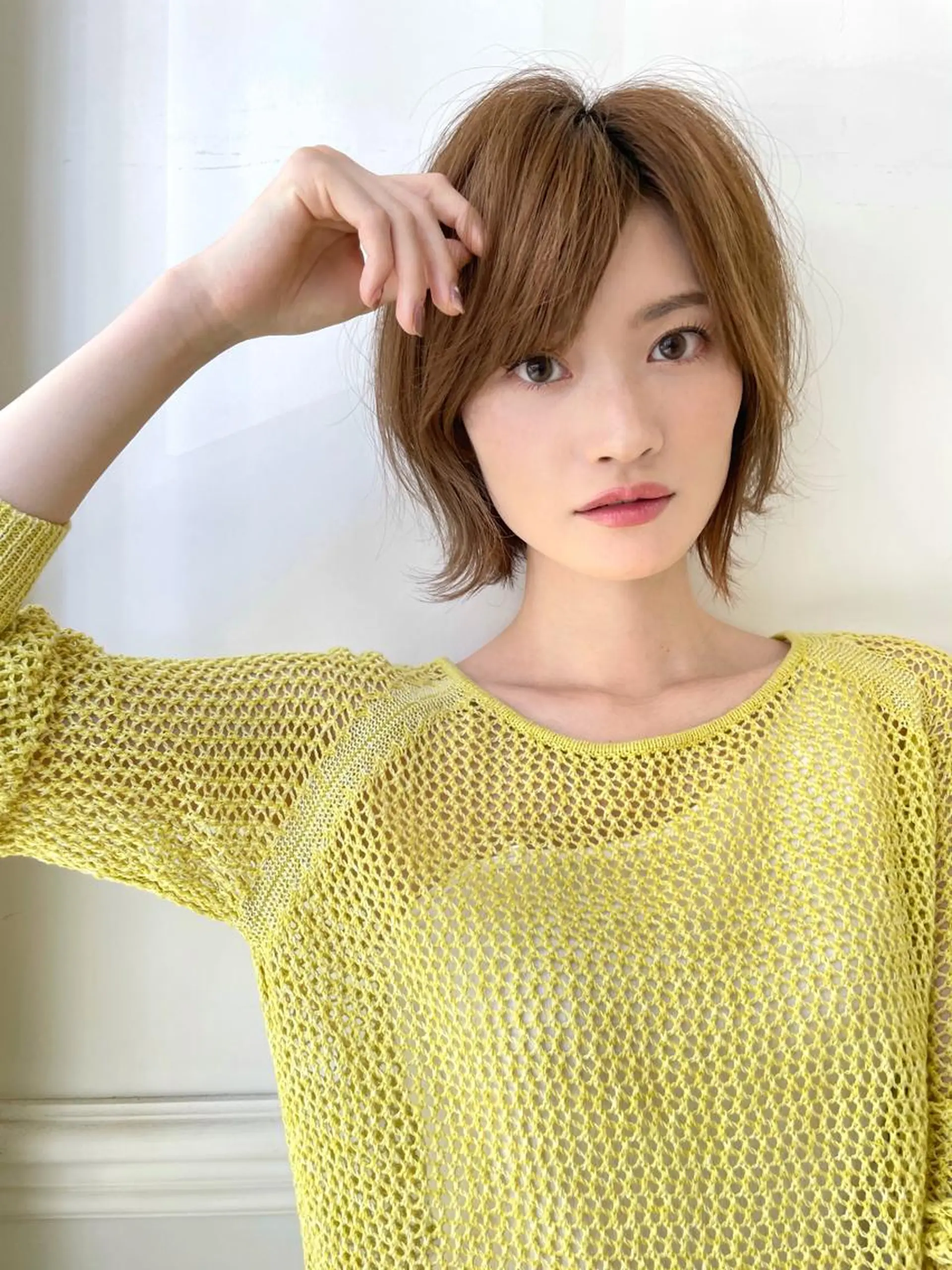 ミディアム esse大阪茶屋町店所属・レイヤーカット 新井田陽寿のヘアスタイル