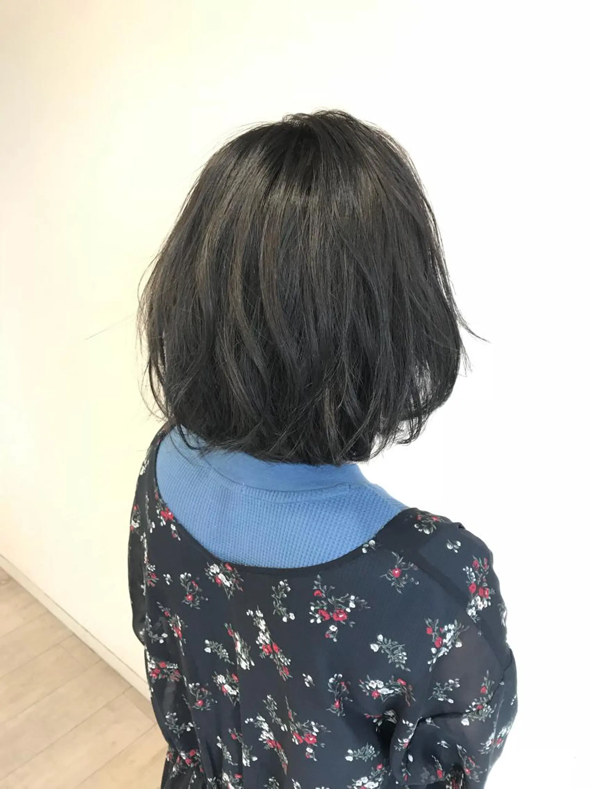 ショート カラー ダークグレー ダークグレージュ グレージュ ハイライトカラー イルミナカラー ヘアカラー トリートメント chiyo yasuのヘアスタイル