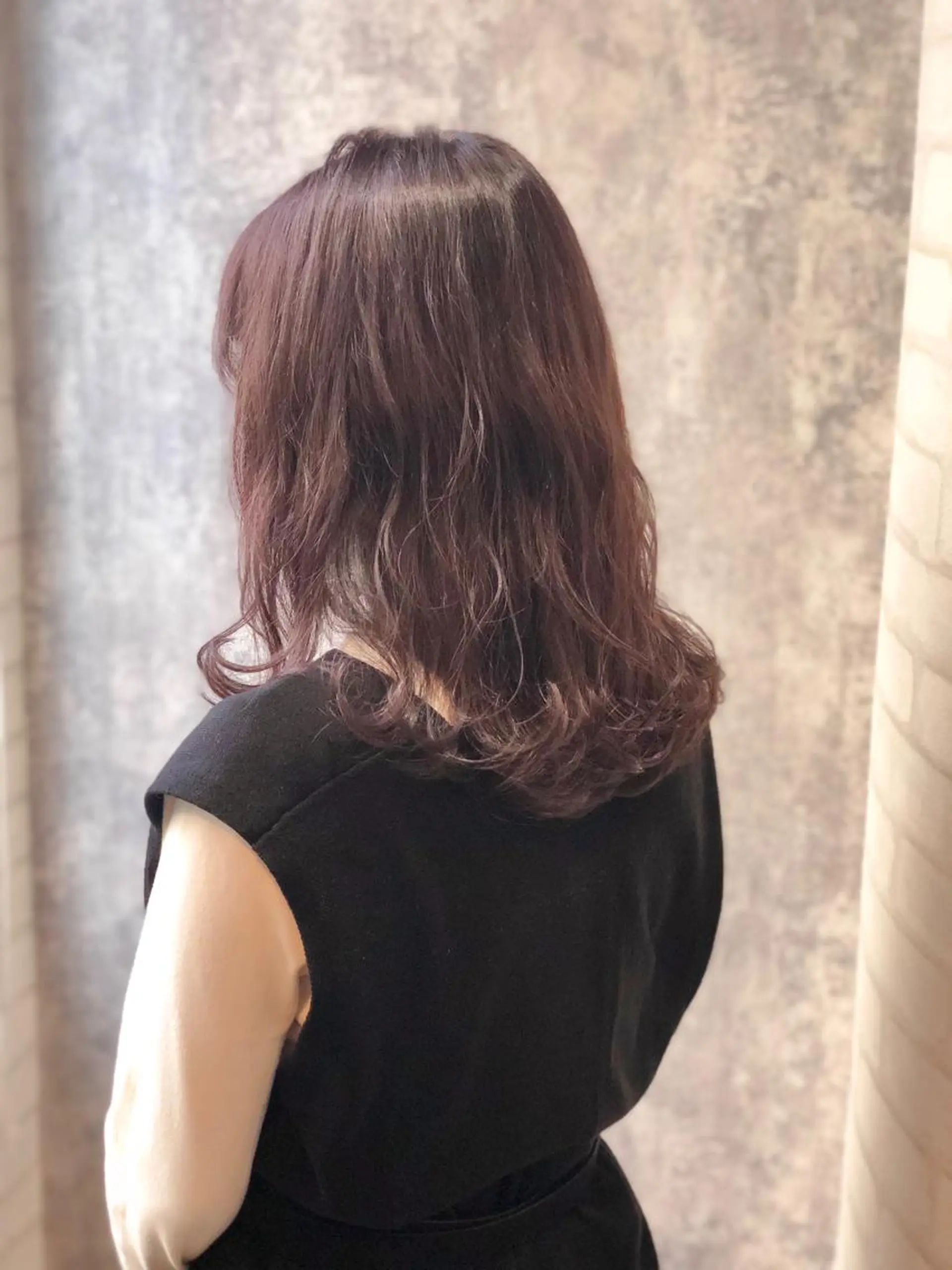 ミディアム カラー アッシュ ハイライトカラー ラベンダーカラー ラベンダーアッシュ ハイライト 山浦 伶奈のヘアスタイル