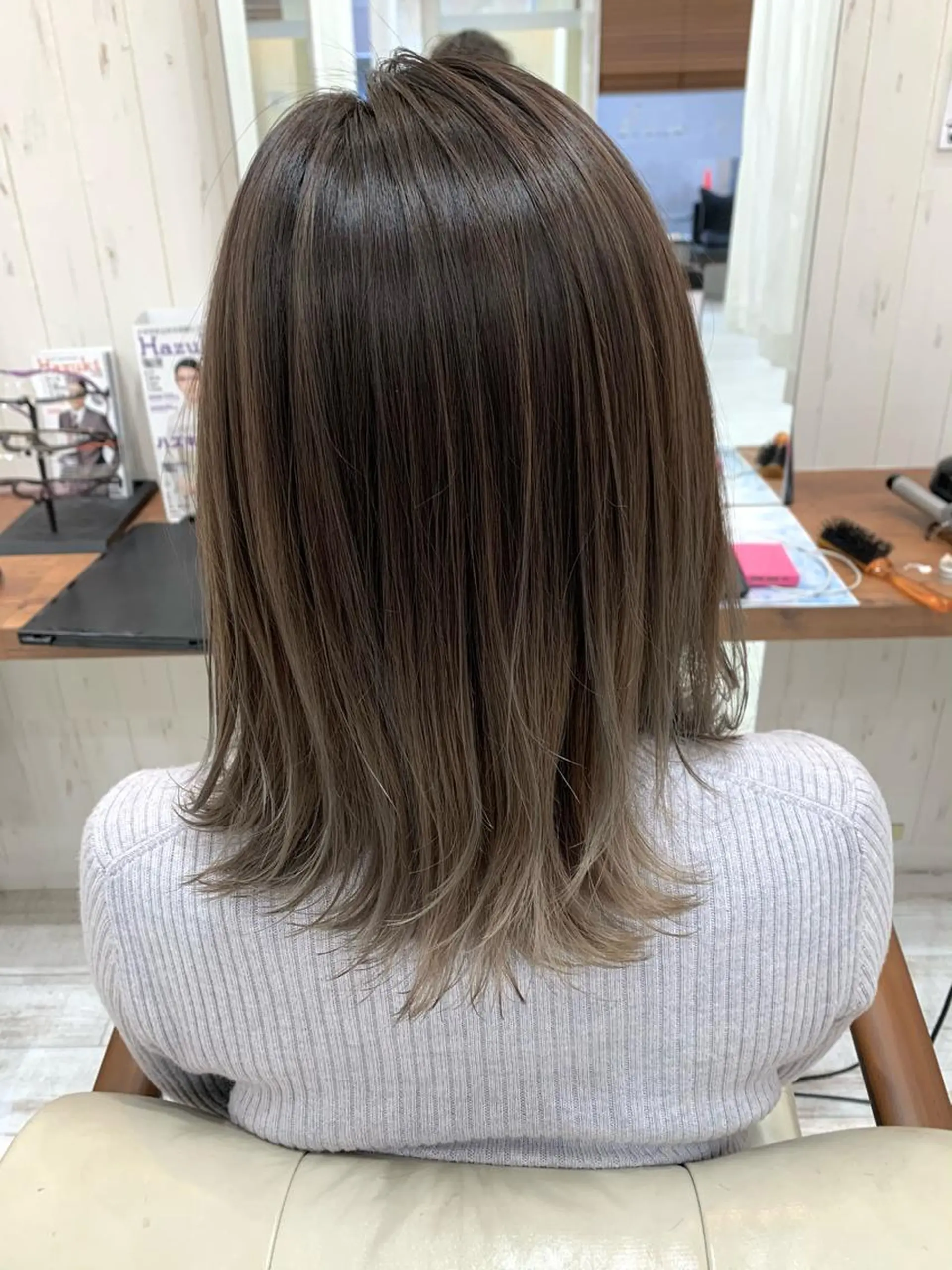 ミディアム カラー バレイヤージュ グレージュ レイヤーカット brace 立花のヘアスタイル