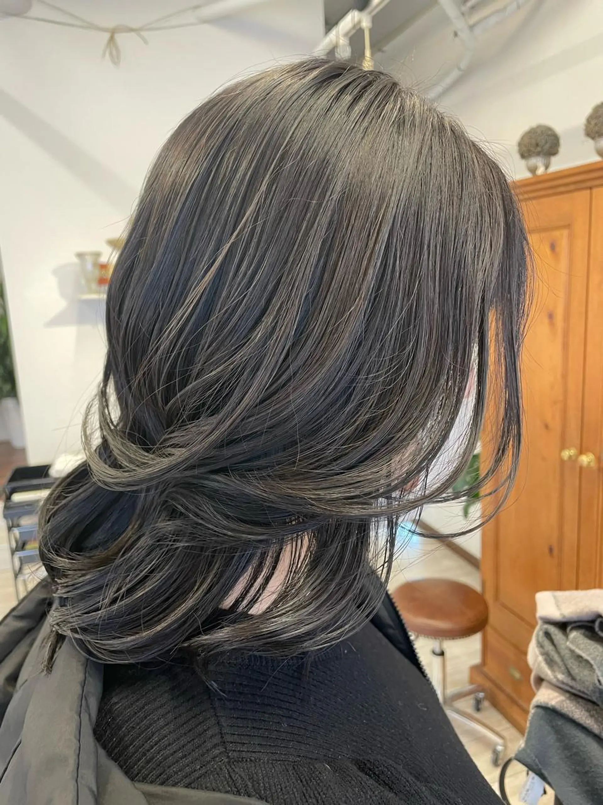 ミディアム カラー ブリーチ グレージュ ブリーチなしカラー ヘアカラー インナーカラー/推し アニメカラー/ウルフのヘアスタイル