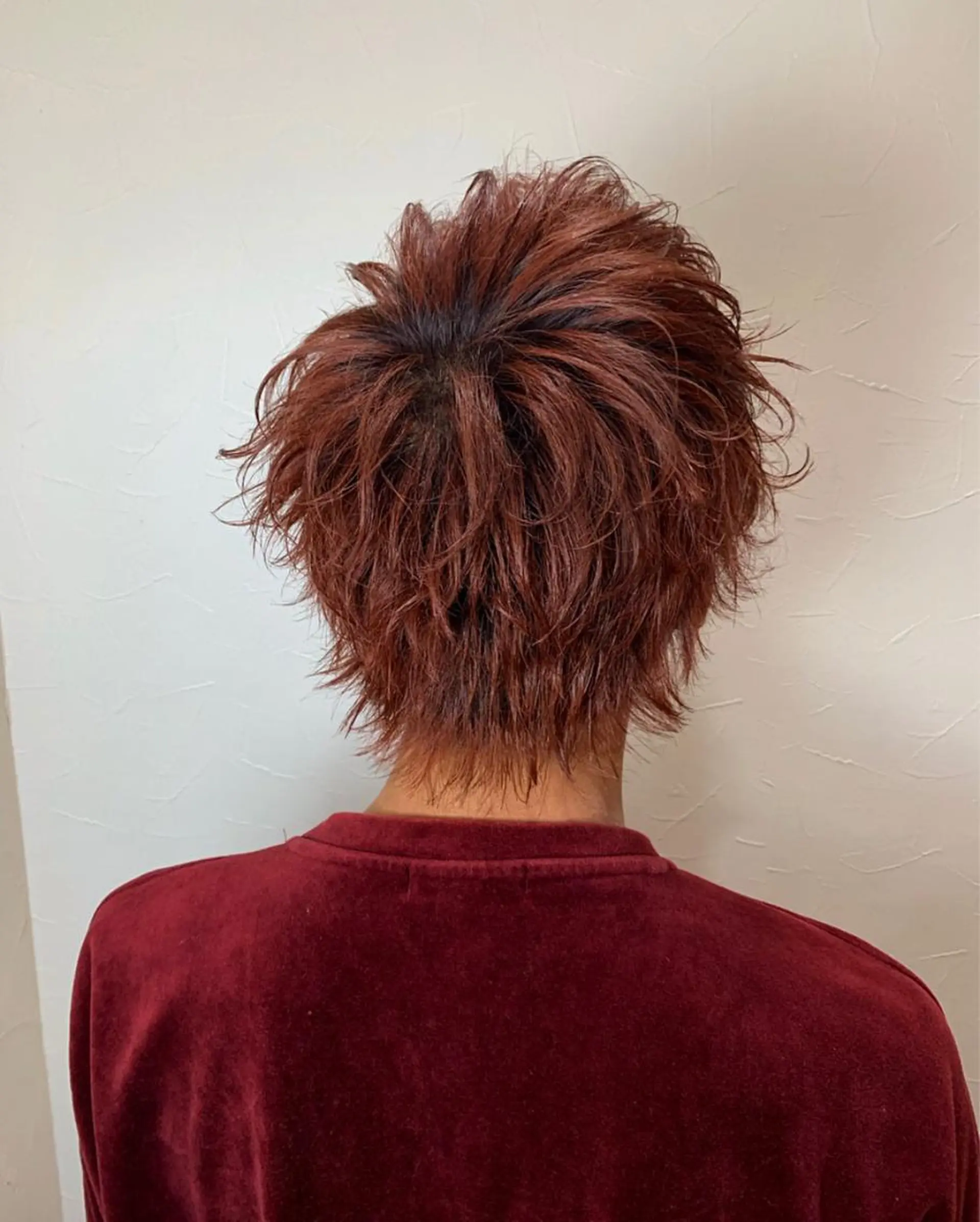 ショート カラー メンズ メンズブリーチ メンズウルフカット ブリーチ ボルドーカラー ウルフカット ヘアカラー Chara Chalone所属・今野 美栄のヘアスタイル