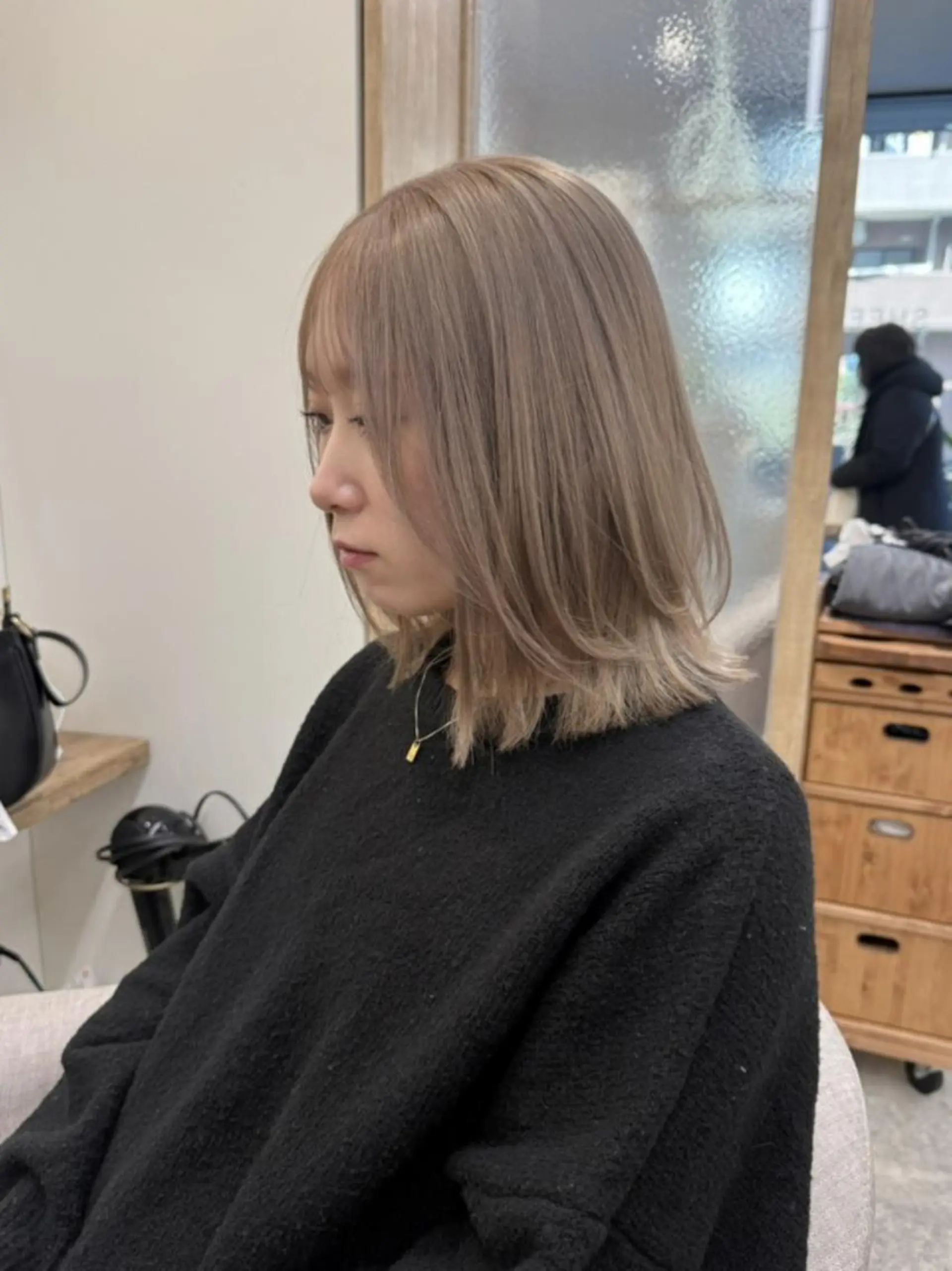 カラー ミディアム ベージュカラー ブリーチ ハイトーンカラー ミルクティーベージュ Ami アミのヘアスタイル