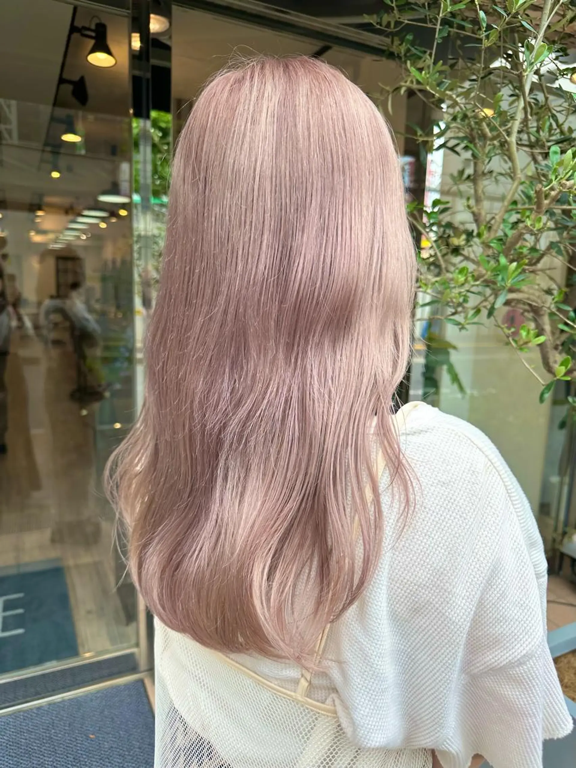 セミロング カラー ベージュカラー ブリーチ 透明感カラー ミルクティーベージュ sato ayaka ｜透明感カラー🫧のヘアスタイル
