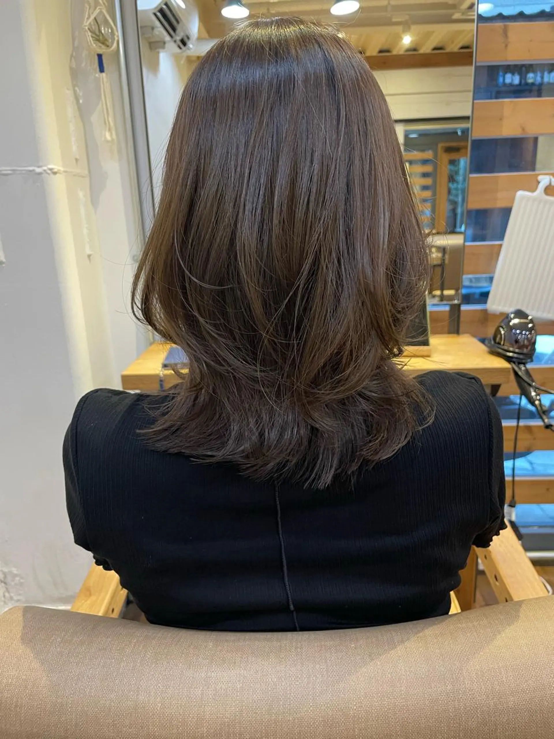 ミディアム カラー アッシュ ラベンダーカラー ラベンダーアッシュ レイヤーカット カット ヘアカラー トリートメント あずまぐち めぐみのヘアスタイル