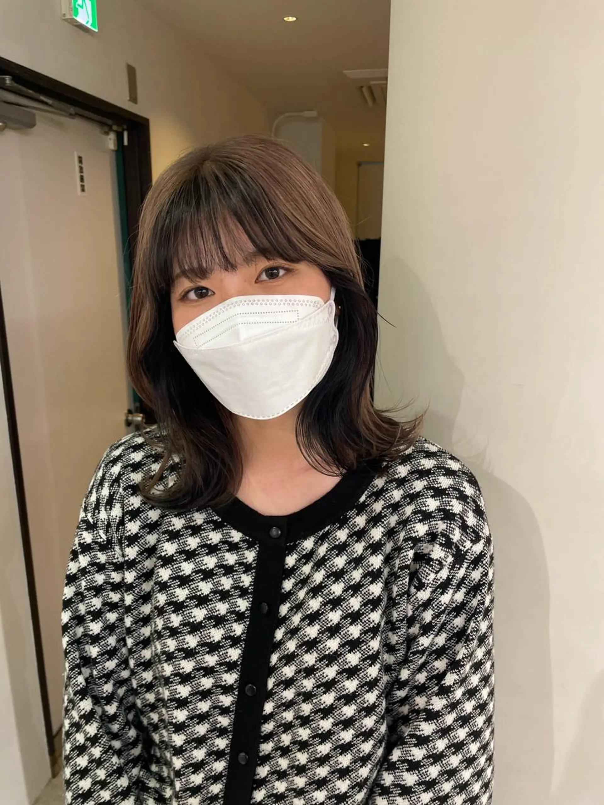 ミディアム カラー ミストバング ベージュカラー ブロンド デザインカラー イヤリングカラー ヘアカラー トリートメント MIU/ルーツカラー ボブ/顔周りレイヤーのヘアスタイル
