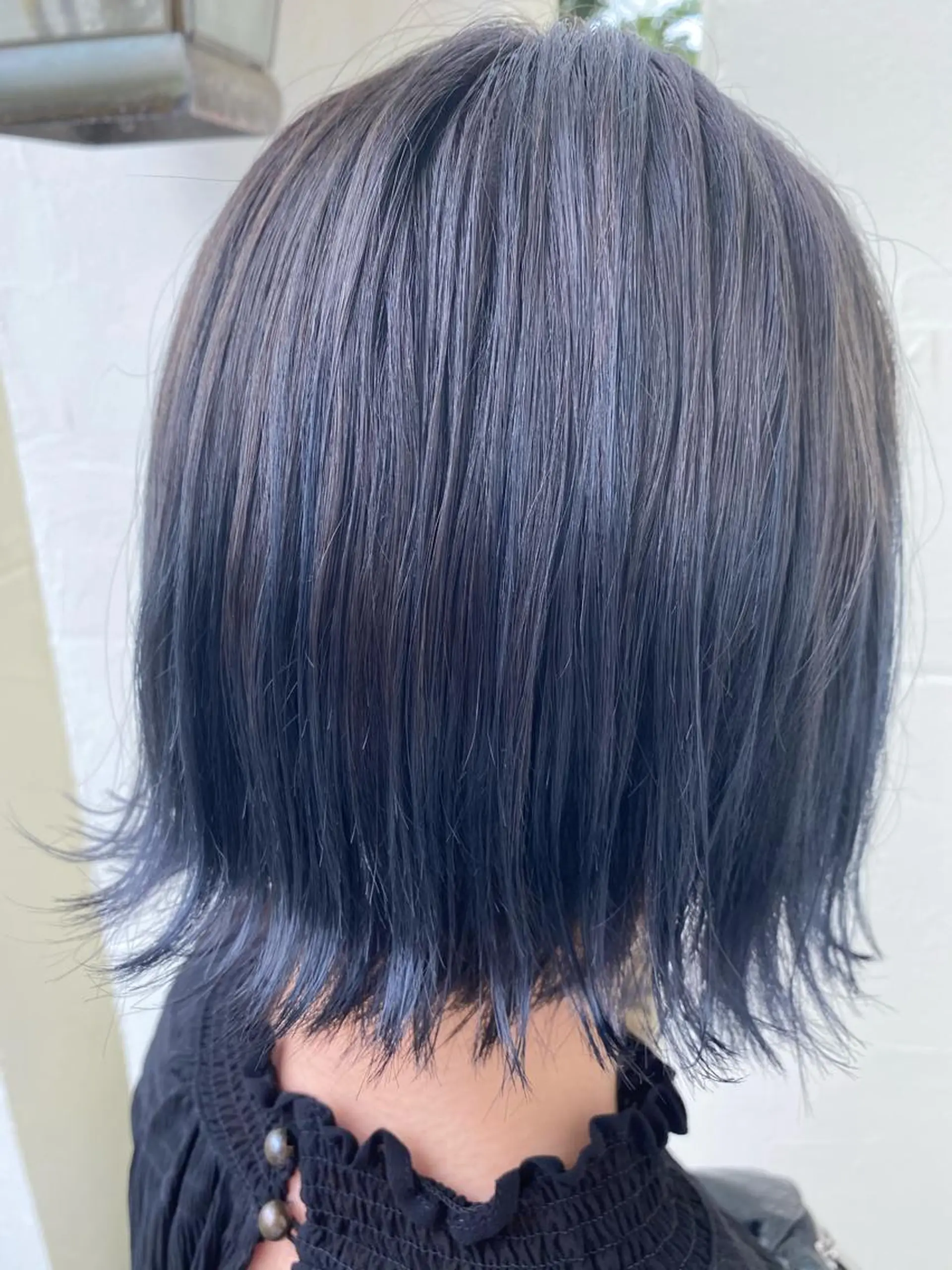 ショート カラー 黒髪 ブルーカラー ブルーブラック 小畑 杏実のヘアスタイル
