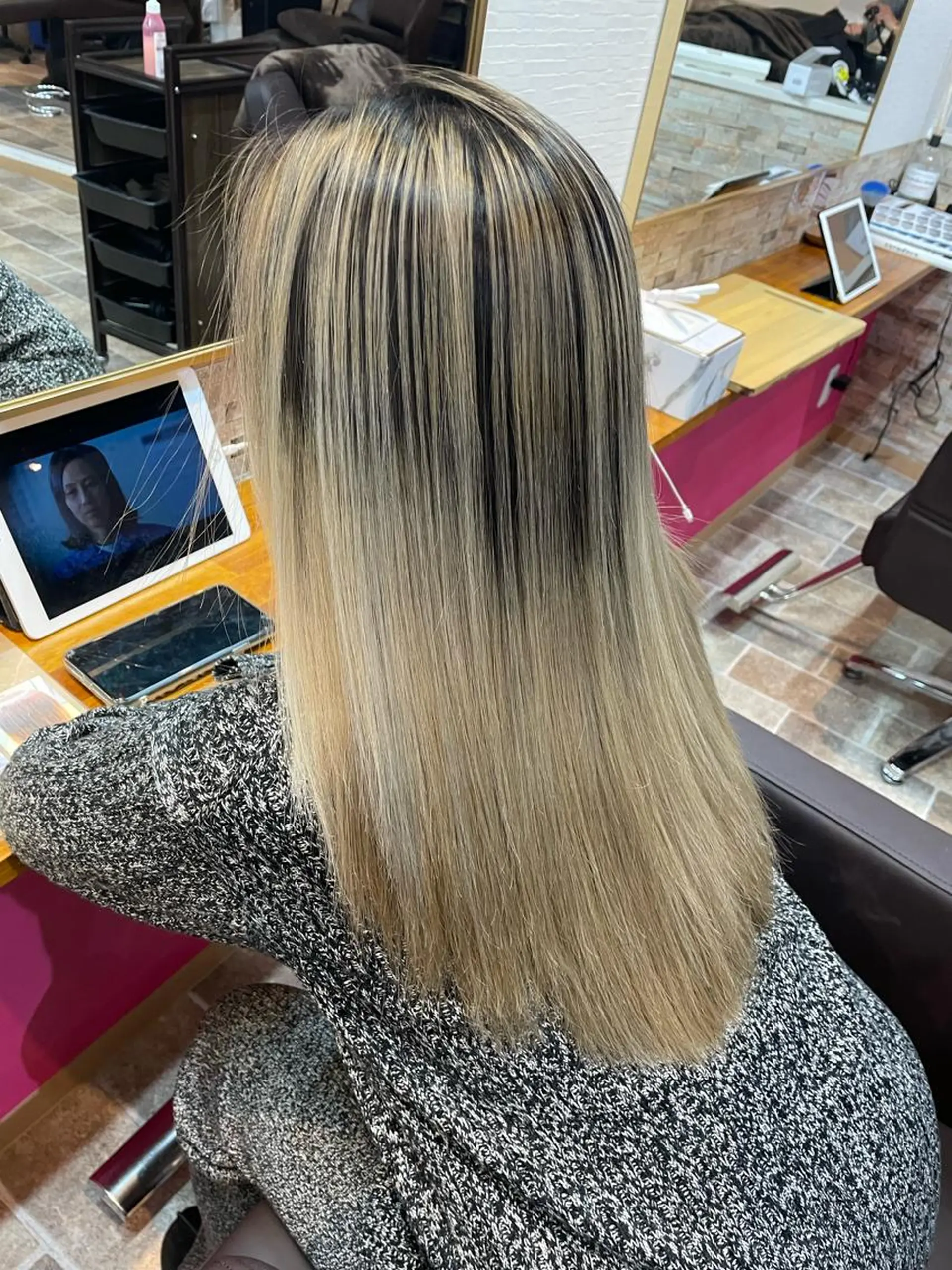 ロング カラー バレイヤージュ ベージュカラー ホワイトベージュ レイヤーカット カット ヘアカラー トリートメント STAR RIVER所属・YUI/ ブリーチカラー🌷のヘアスタイル