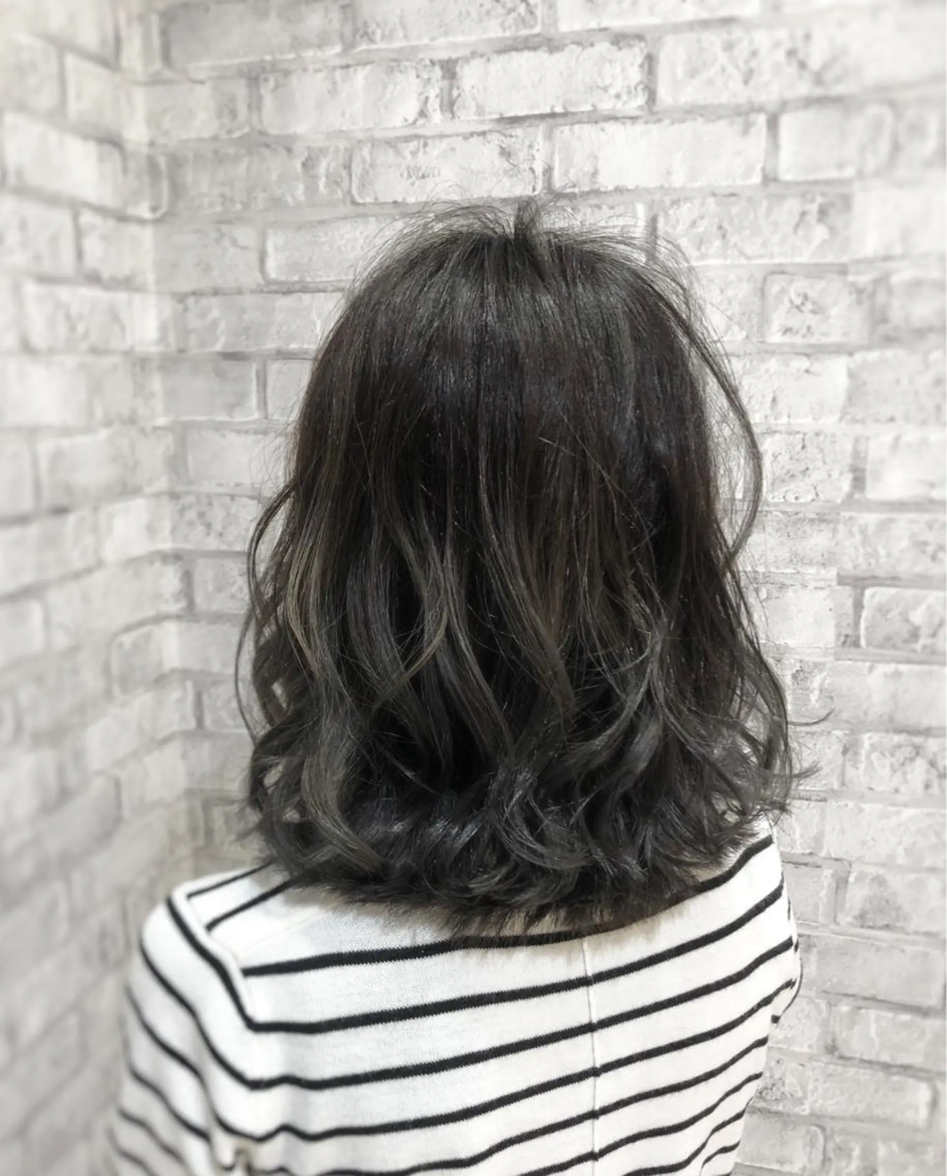 ミディアム カラー ヘアアレンジ アッシュ アッシュグレー ハイライトカラー ハイライト カット ヘアカラー トリートメント 秋山 幸太のヘアスタイル