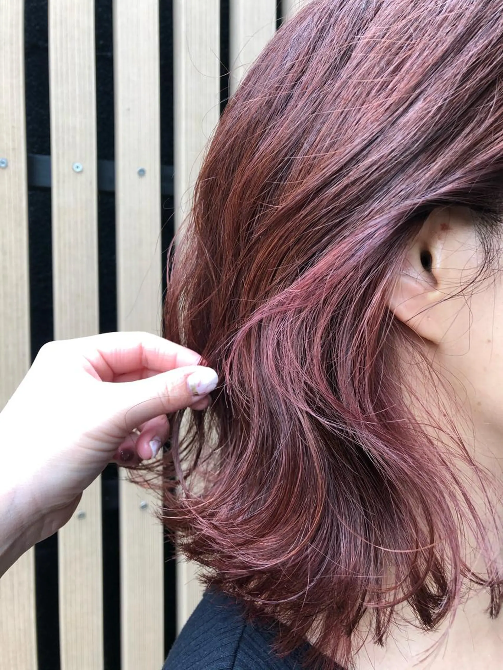 ミディアム カラー ヘアアレンジ ピンクカラー 仲間 菜々世のヘアスタイル